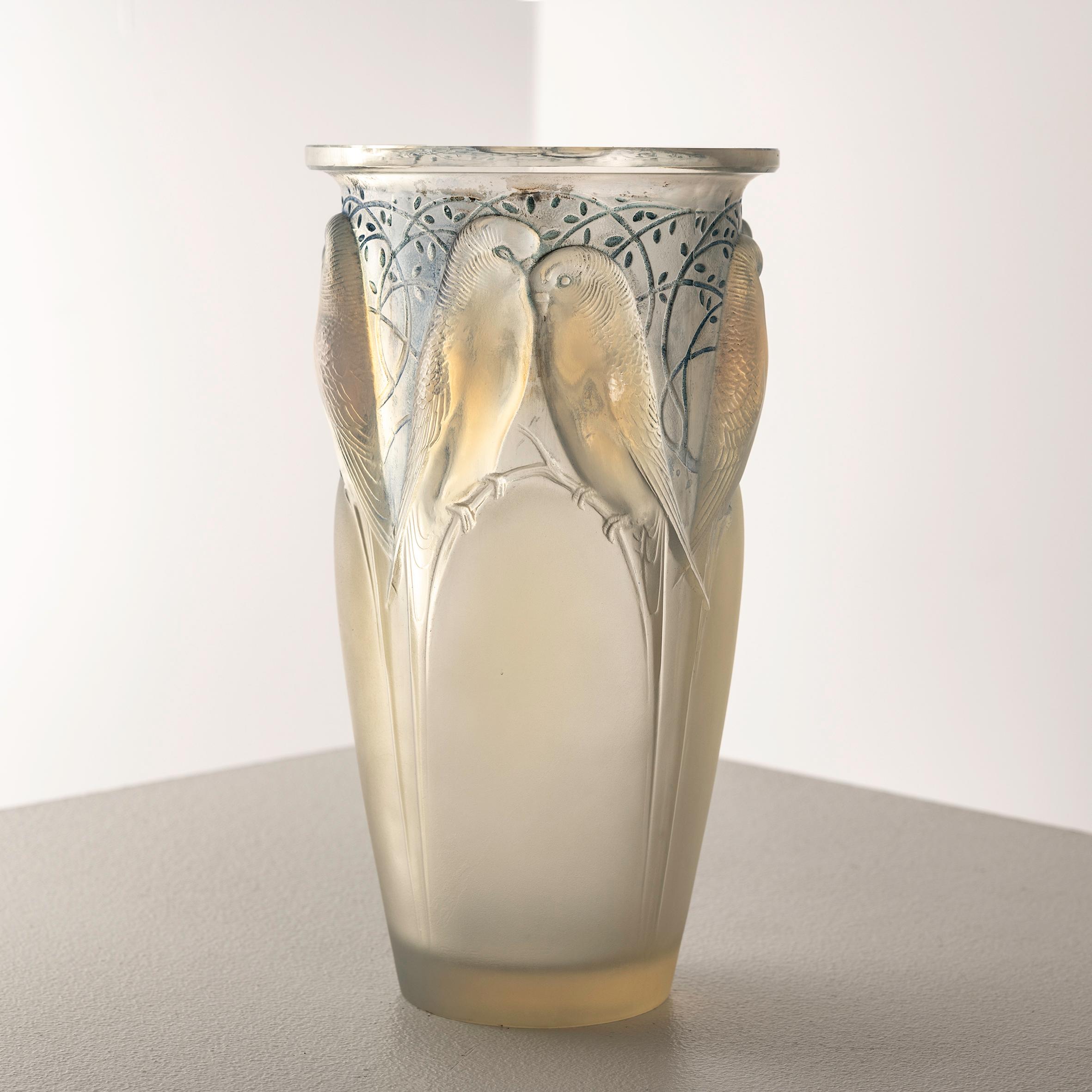 Eine opalisierende Ceylan-Vase von René Lalique ist ein leuchtendes Beispiel für die Meisterschaft des Künstlers. Dieses außergewöhnliche, opalisierend schillernde Stück zeigt die feine Balance zwischen natürlichen Motiven und künstlerischer
