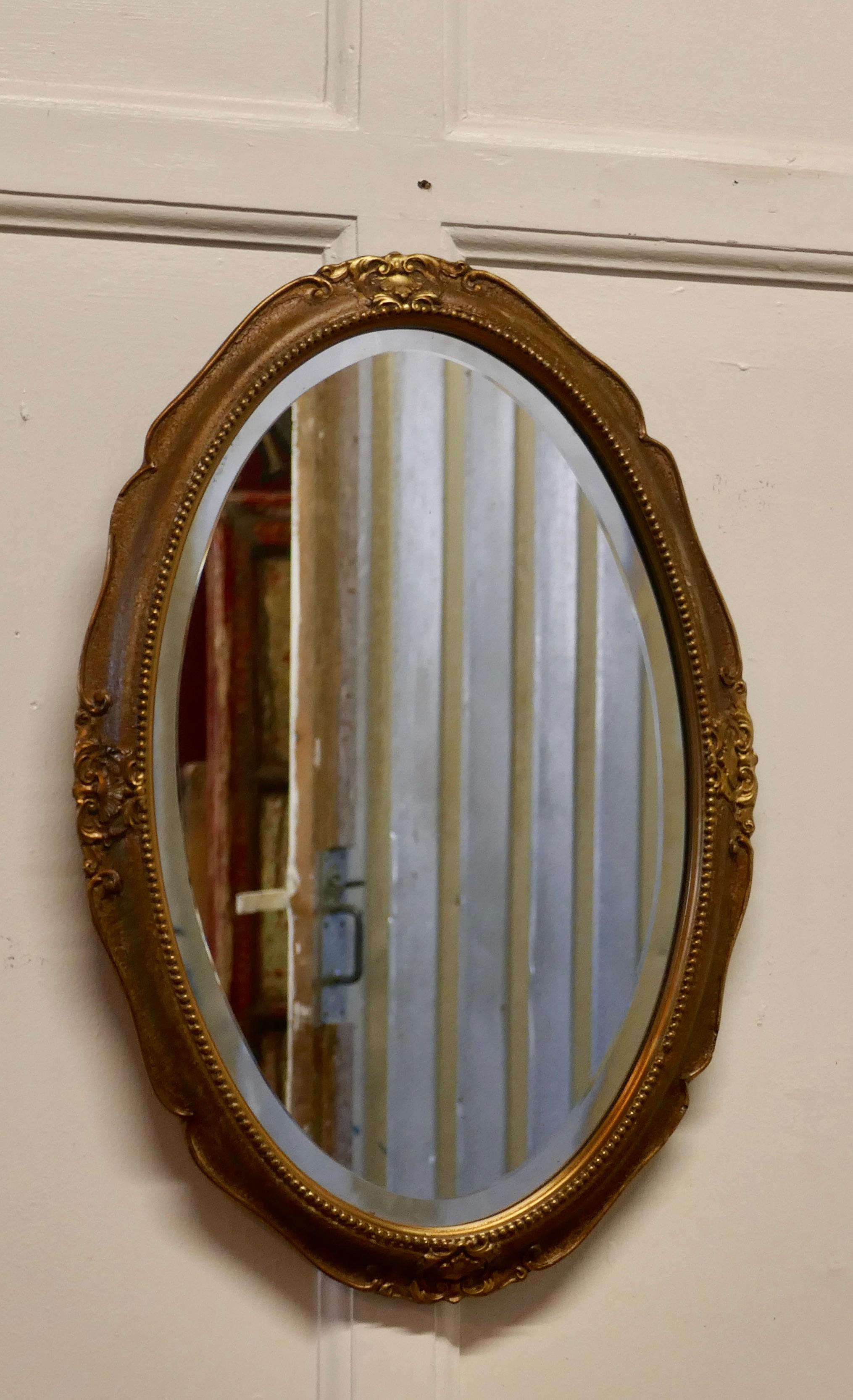 Ovaler vergoldeter Art-Déco-Wandspiegel (Art déco) im Angebot