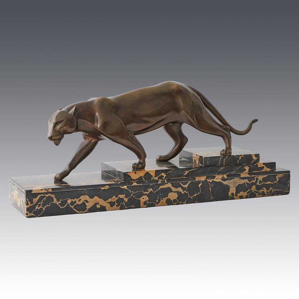 Étude en bronze patiné Art déco représentant une panthère en train de rôder, réalisée par Henri Molin. Le tout reposant sur un socle en marbre intégral. Signé 