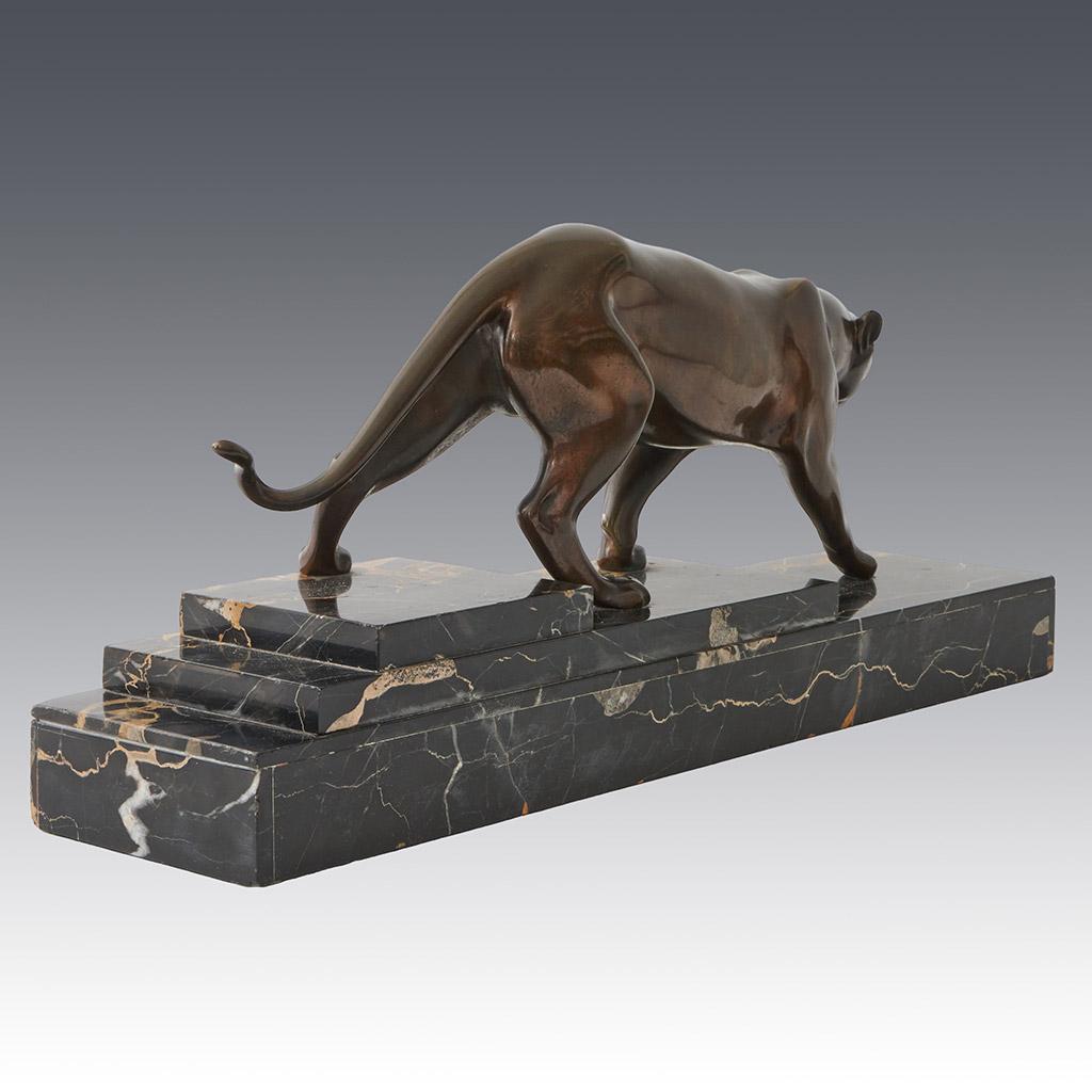 Bronze Une étude Art Déco d'une panthère en bronze patiné par Henri Molins en vente