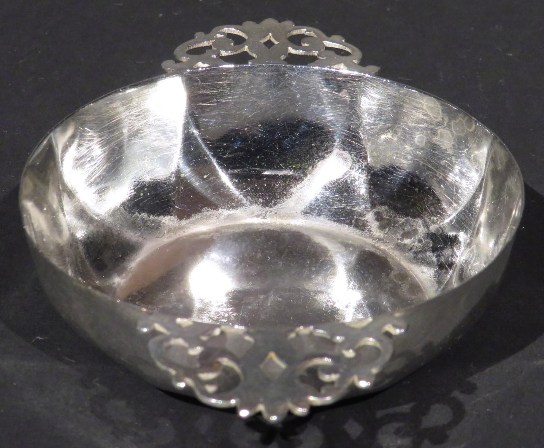 An Art Deco  Sterling Silver Quaich by Mappin & Webb, Birmingham 1929 In Good Condition For Sale In Ottawa, Ontario