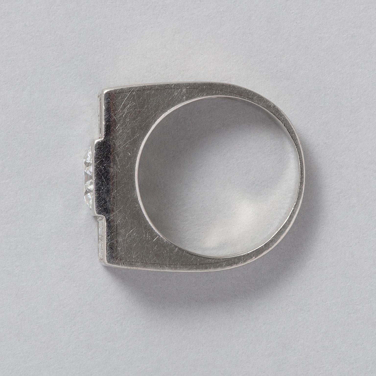 An Art Deco Platinum and Diamond Boucheron Ring In condizioni buone in vendita a Amsterdam, NL