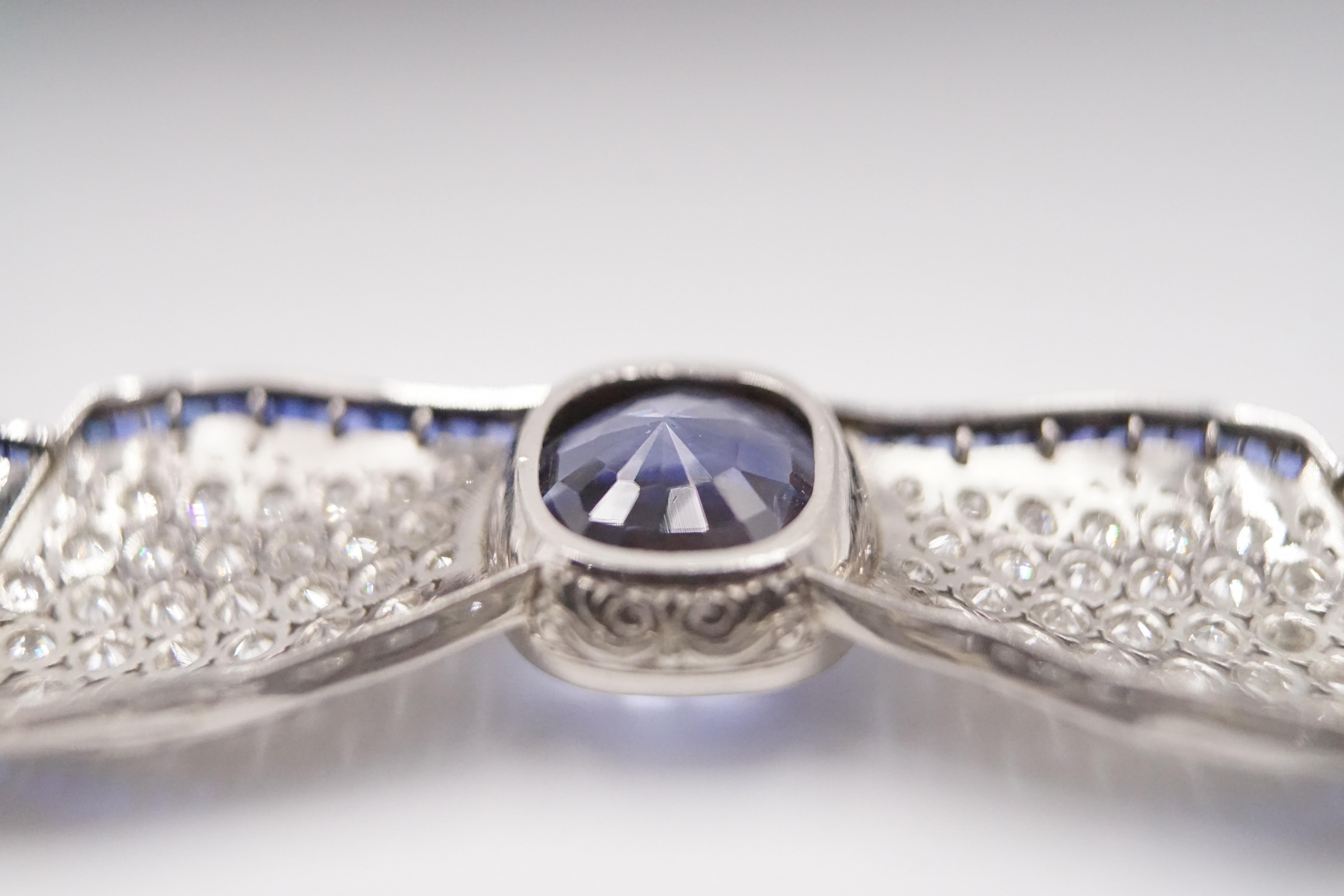 Art Deco Platinum, Natural Unheated Sapphire and Honeycomb Diamond Bow Brooch In Excellent Condition In London, GB