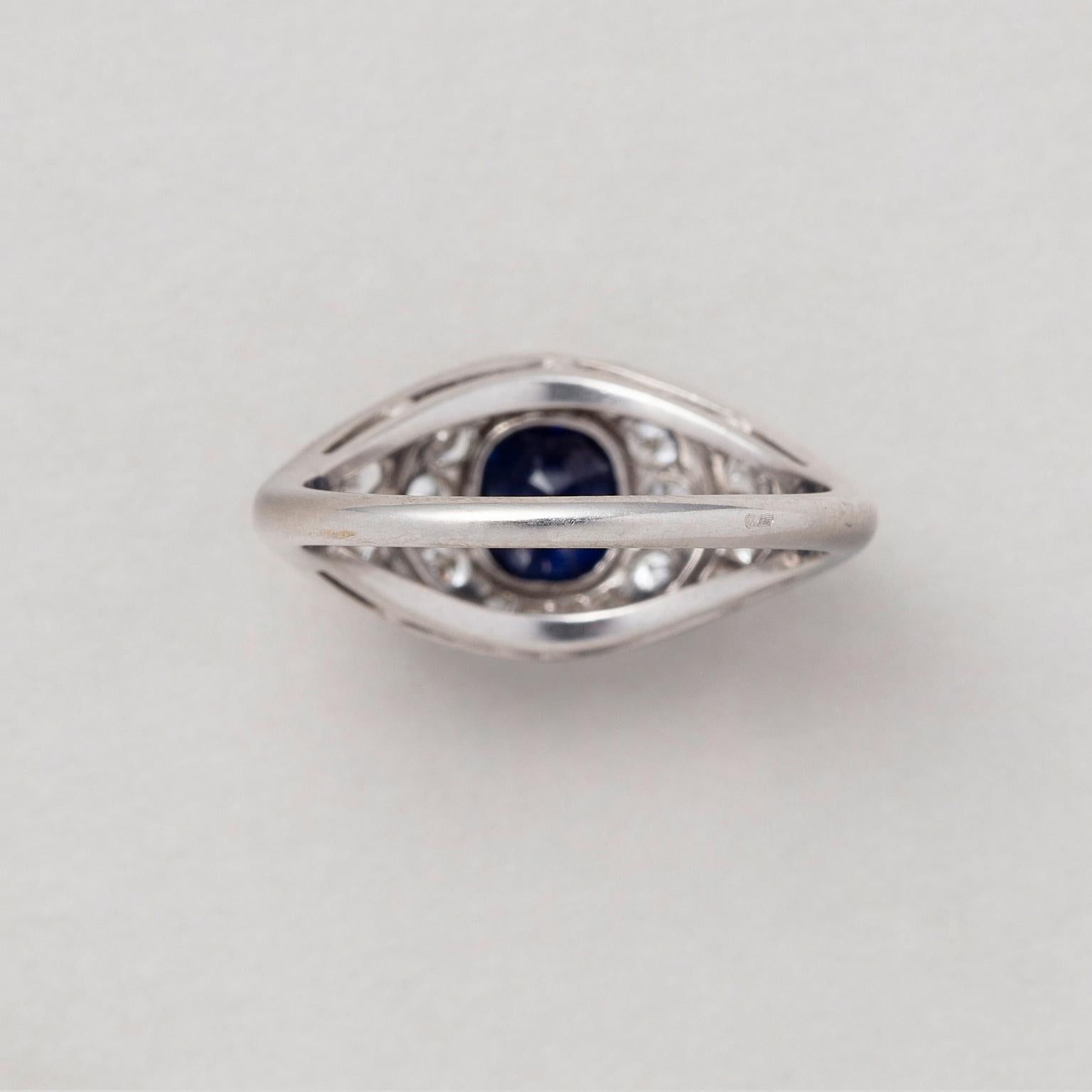 An Art Deco Platinum Sapphire and Diamond Cluster Ring In Good Condition For Sale In Amsterdam, NL