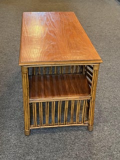 Un tavolino da salotto in vimini e rattan Art Deco con un ripiano