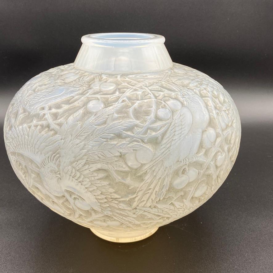 Art Deco René Lalique Arras Vase in Opalescent Glass 2