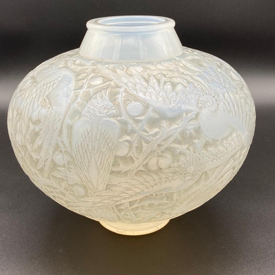 The Arras vase is all over decorated with perroquets in different positions .

This is a study in fact of the perroquets attitudes with open wings and closed wings .

The vase is in opalescent glass with a strong grey patina which perfectly