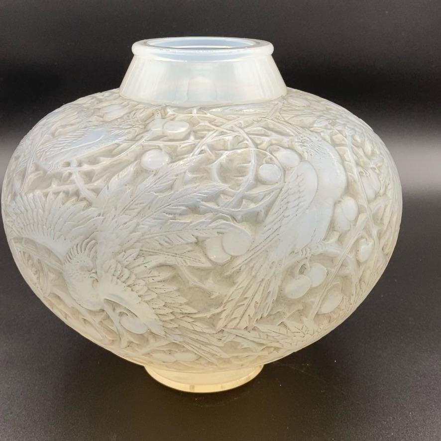 Art Deco René Lalique Arras Vase in Opalescent Glass 1