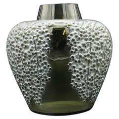 Un art déco  Vase à poivre René Lalique en verre gris.