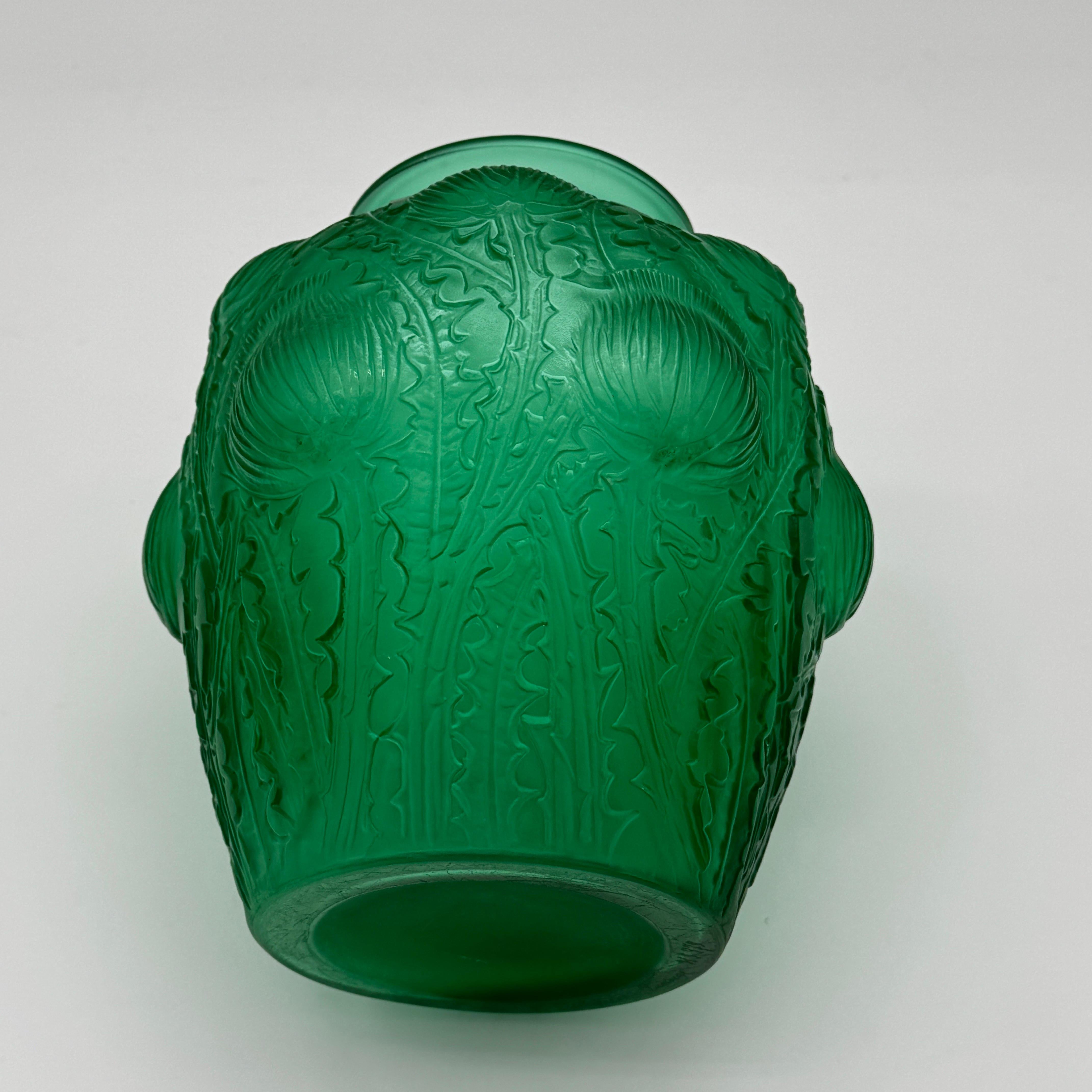 Il vaso Domrémy è stato creato in vetro bianco da R.Lalique nel 1926.

Questo esemplare è in vetro verde intenso e in ottime condizioni.

Il vetro verde rende questo vaso molto desiderabile, poiché è piuttosto insolito vedere il vaso Domrémy in