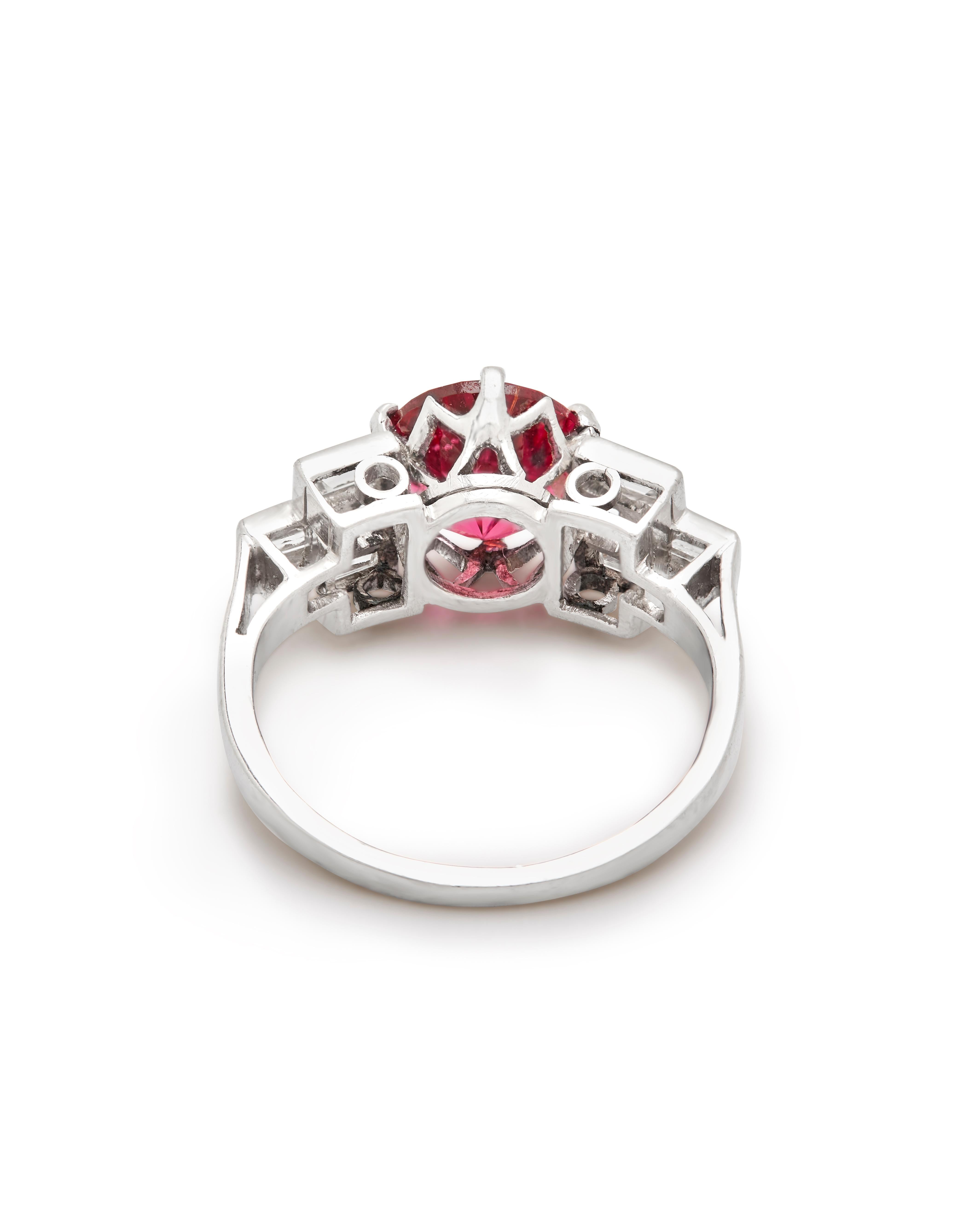 Un anello Art Deco con rubellite e diamanti

La rubellite centrale a taglio circolare, incastonata a griffe tra tre spalle di diamanti a taglio baguette, su un cerchio semplice, montato in platino, con timbro PLAT all'interno.

Taglia M ½ US 6.5 EU