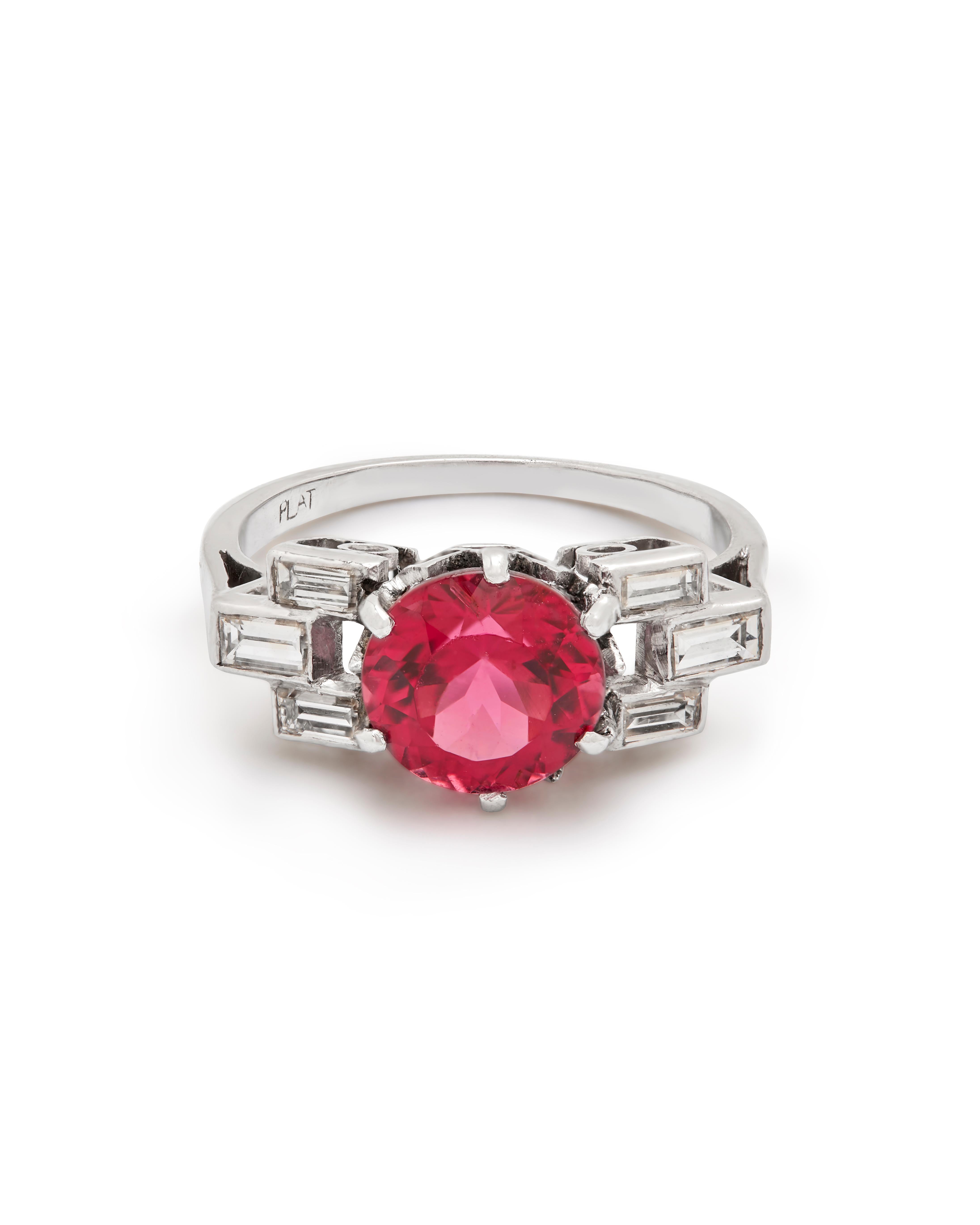 Art Déco Un anello Art Deco con rubellite e diamanti in vendita