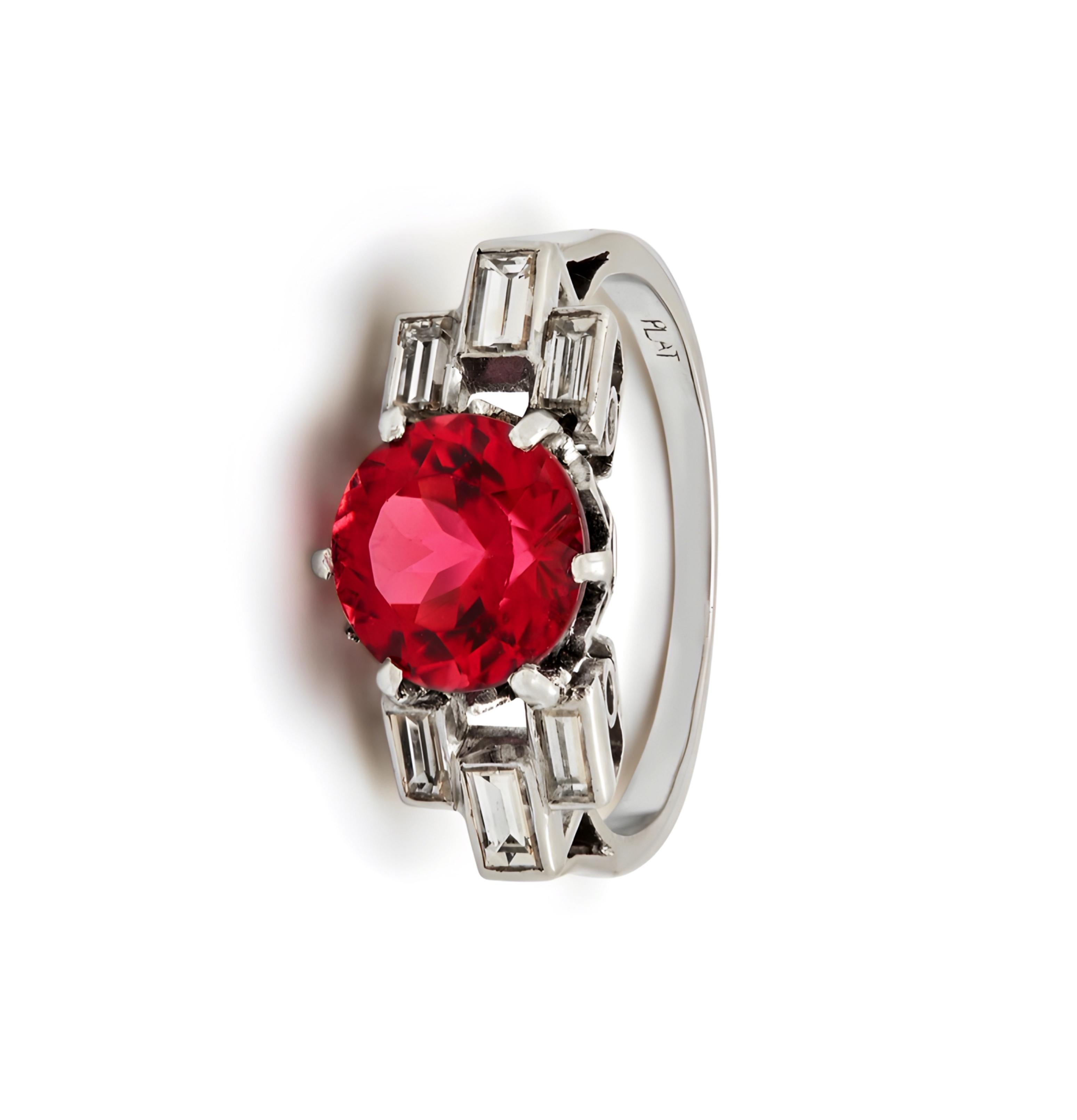 Taglio rotondo Un anello Art Deco con rubellite e diamanti in vendita