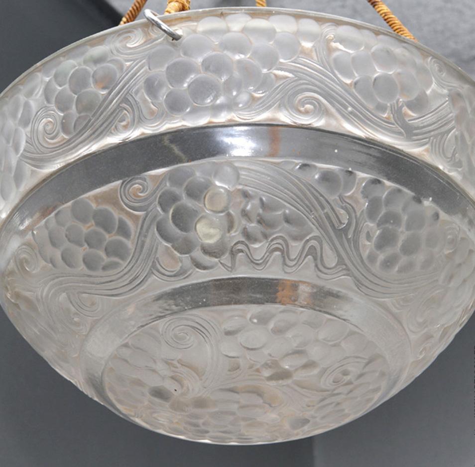 A strong Art Deco designed Saint Vincent light pendant with moulded grape designs by R.lalique in moulded glass in 1926.

The ropes and the cap are genuine.

The bowl is 25 cm high without the ropes and 60 cm high including the ropes .

The