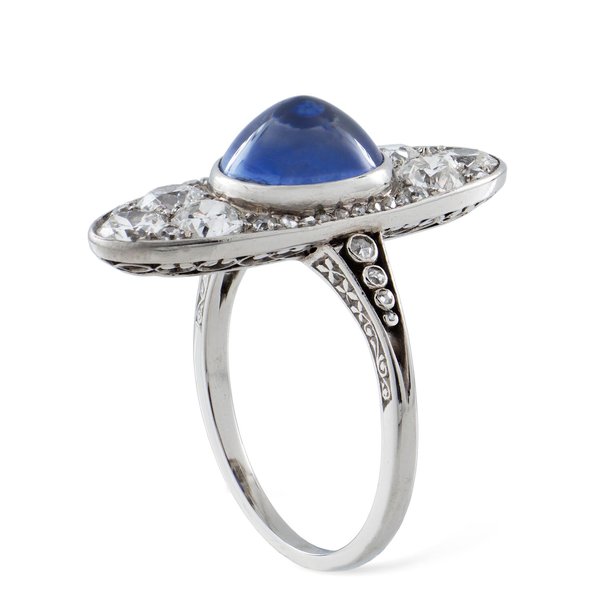 Anello Art Déco con zaffiro e diamanti, zaffiro cabochon di forma ovale di 8,5 x 7,9 mm e del peso stimato di circa 3 ¾ carati, incastonato al centro di una placca ovale con diamanti incastonati, diamanti taglio vecchio del peso stimato di 1,3