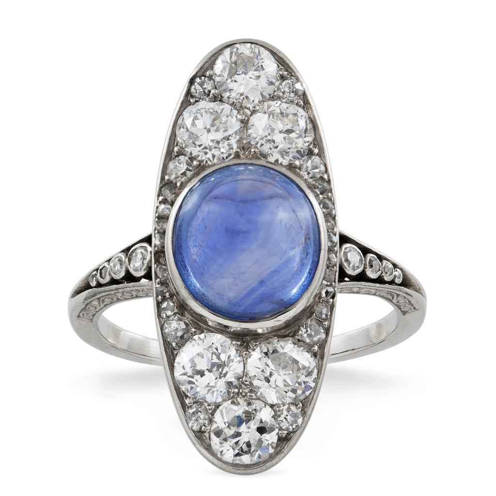Art Déco Un anello Art Deco con zaffiro e diamanti in vendita