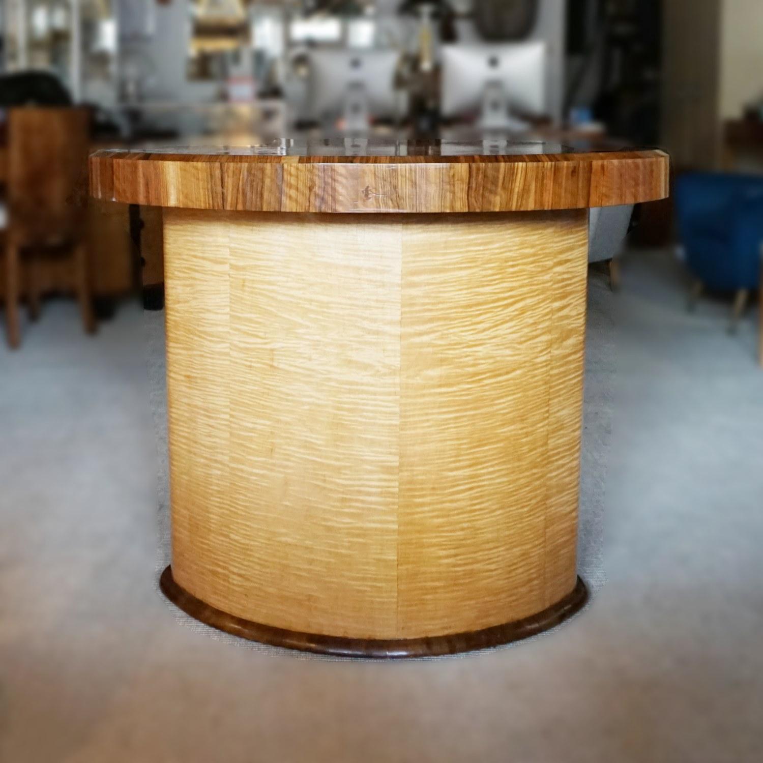 Art Deco Satin Birch and Walnut Dining/Centre Table English, circa 1935 In Good Condition In Forest Row, East Sussex