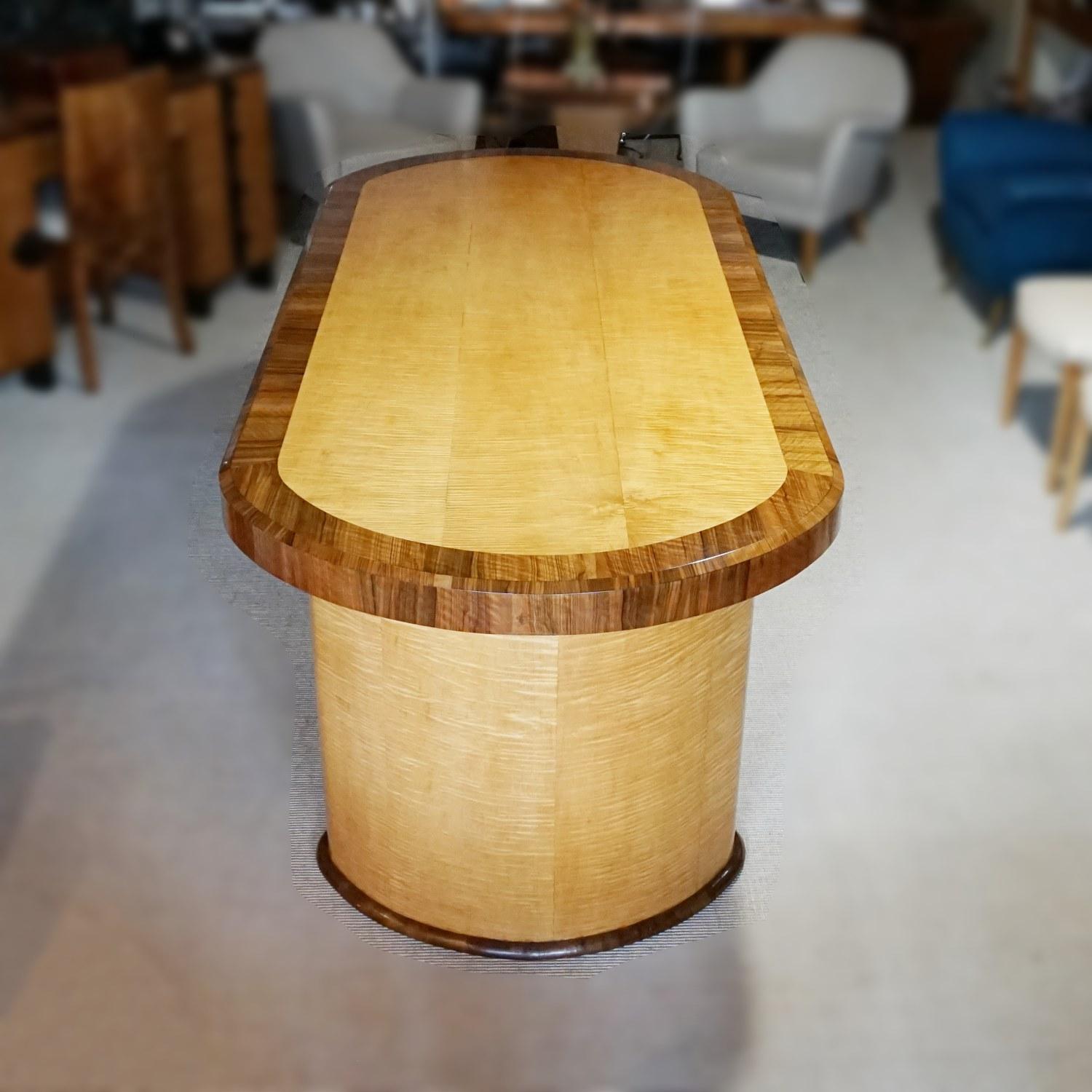 Mid-20th Century Art Deco Satin Birch and Walnut Dining/Centre Table English, circa 1935