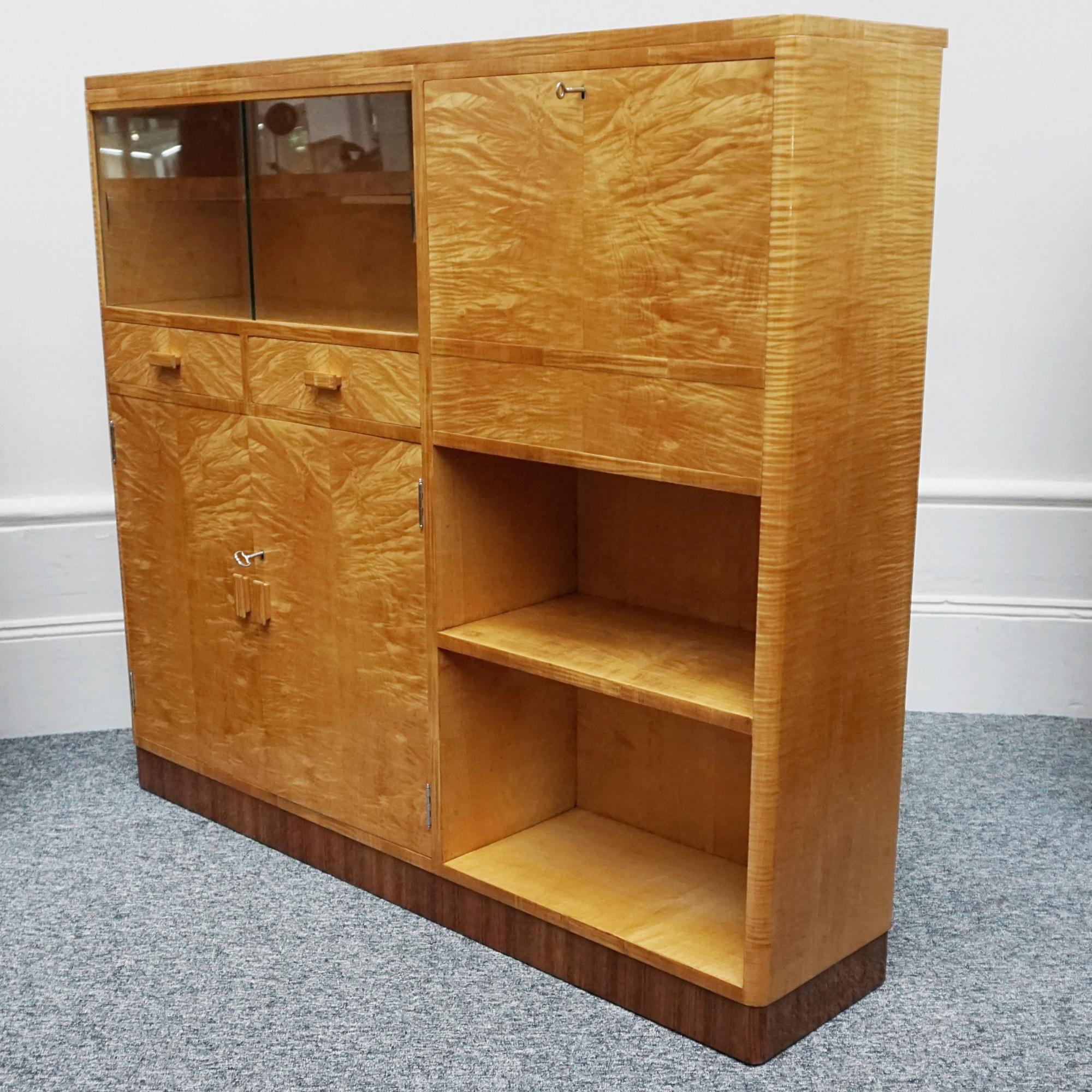 An Art Deco Satin Birch Honey Coloured Drinks Cabinet by Heal's of London  In Excellent Condition In Forest Row, East Sussex
