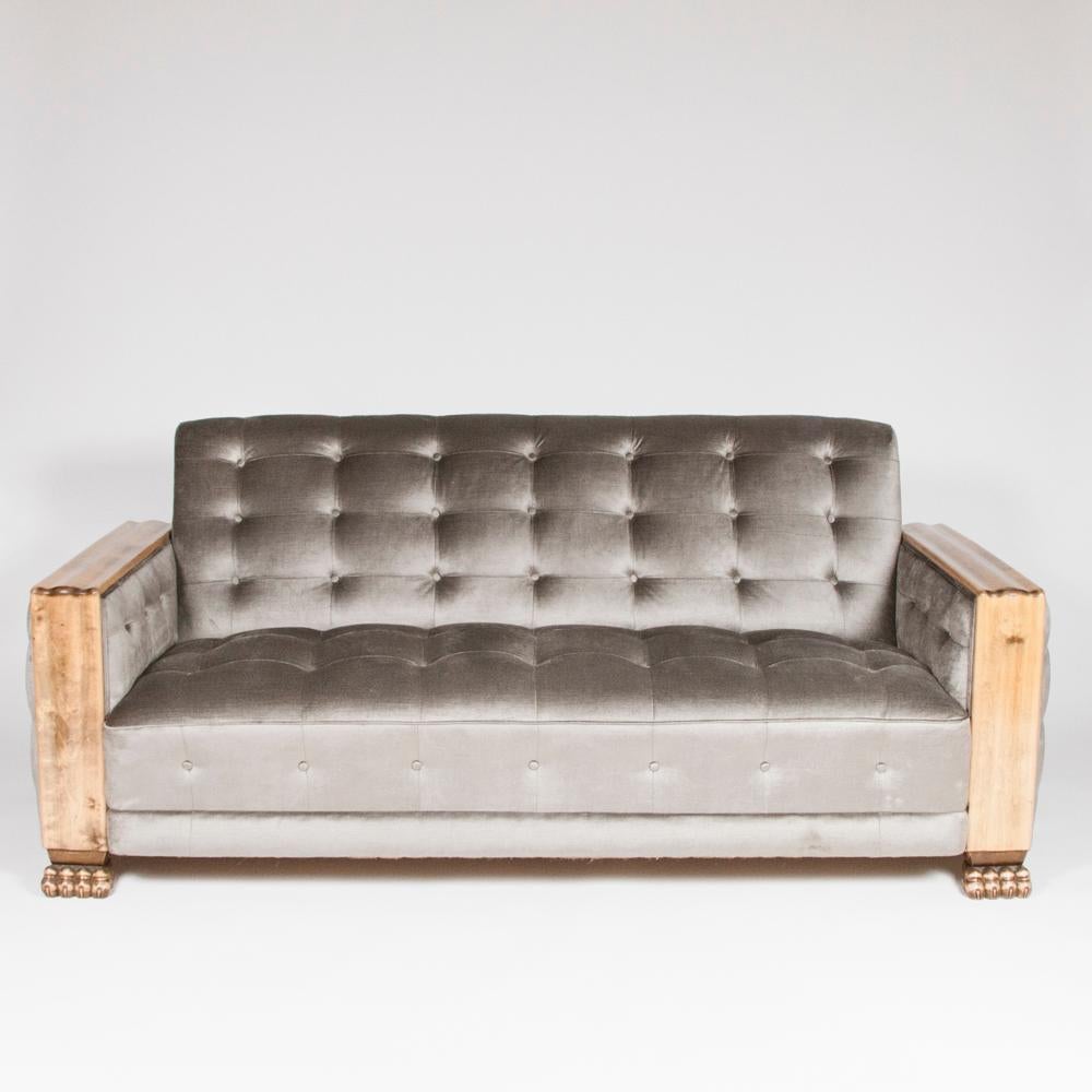 Ein Art-Deco-Sofa aus satinierter Birke mit kannelierten Armen und Tatzenfüßen. 

Gepolstert mit geknöpftem Baumwollsamt.