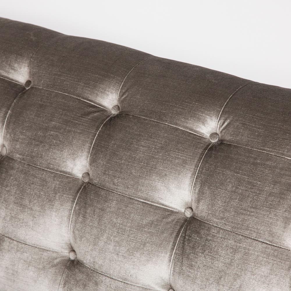Art déco-Sofa aus satinierter Birke mit geriffelten Armlehnen und Pfotenfüßen im Angebot 1