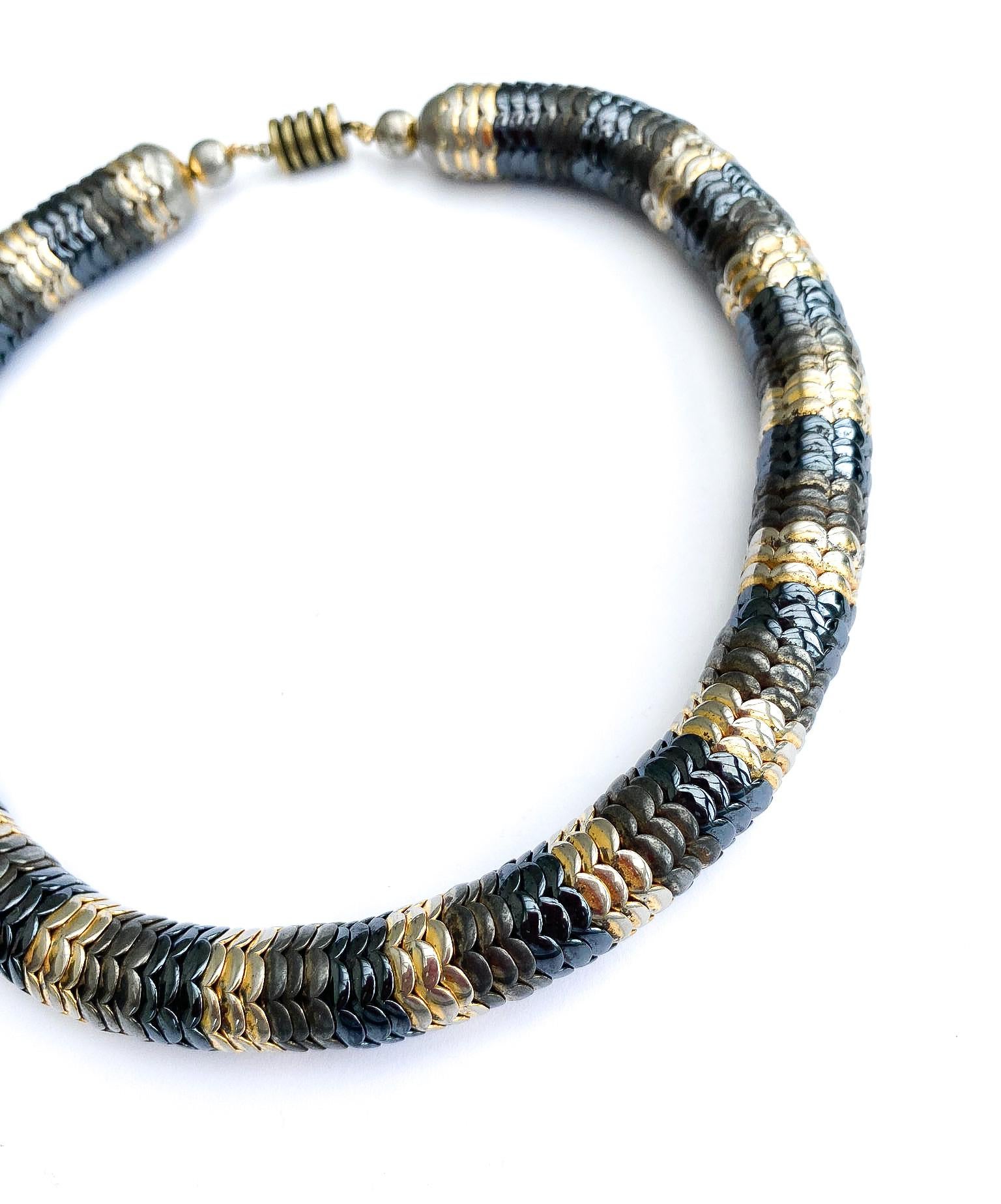 An Art Deco serpentine metal necklace of three coloured metals, German, 1930s. In Excellent Condition For Sale In Greyabbey, County Down