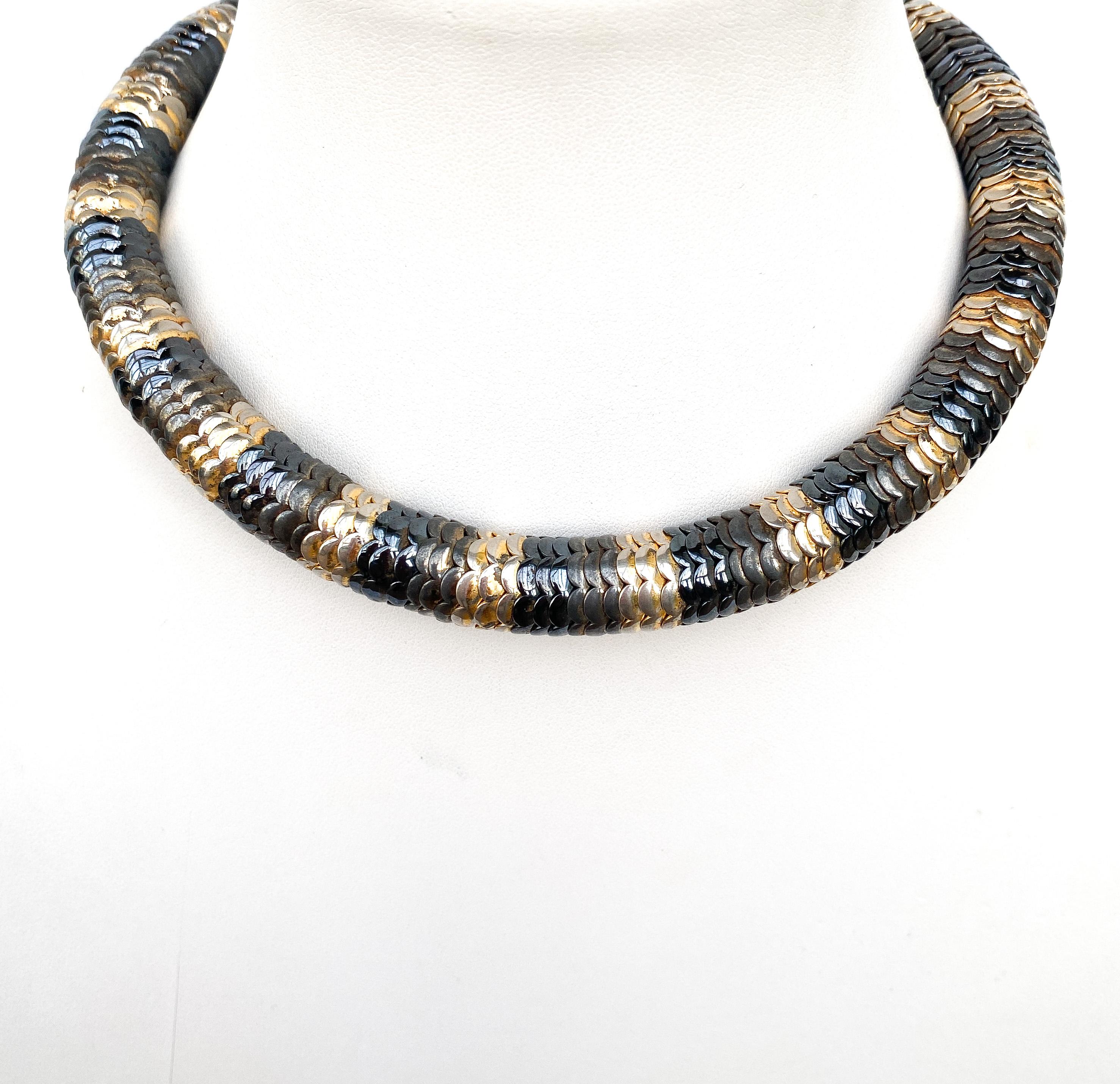Women's or Men's An Art Deco serpentine metal necklace of three coloured metals, German, 1930s. For Sale
