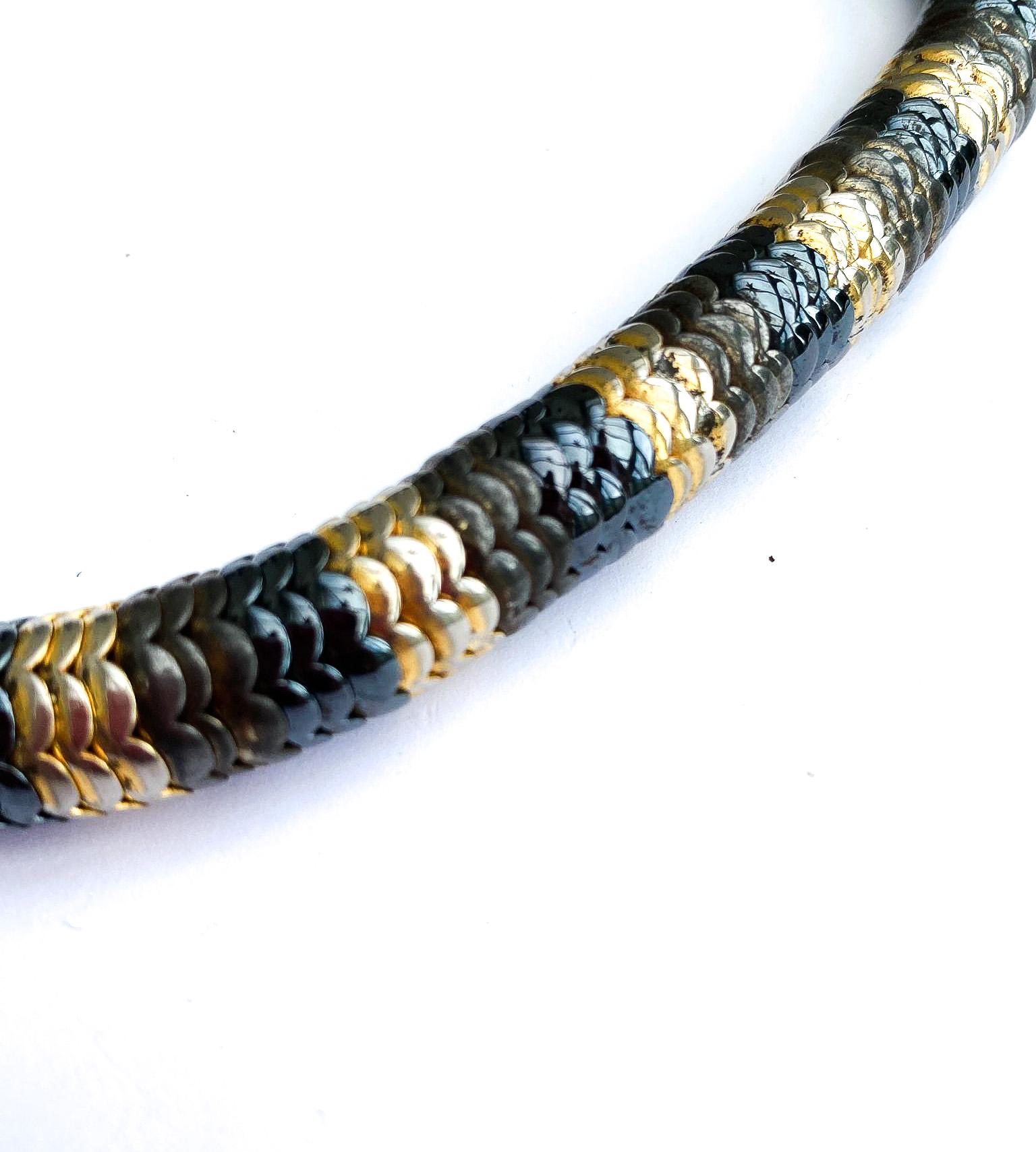 An Art Deco serpentine metal necklace of three coloured metals, German, 1930s. For Sale 1