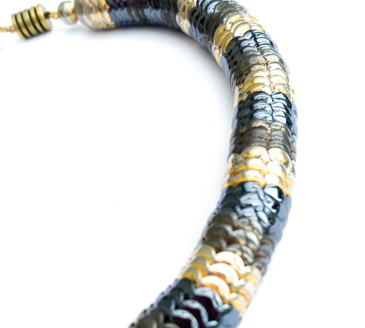 An Art Deco serpentine metal necklace of three coloured metals, German, 1930s. For Sale 2