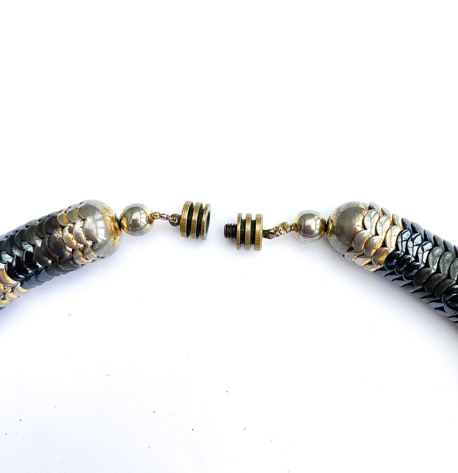 An Art Deco serpentine metal necklace of three coloured metals, German, 1930s. For Sale 3