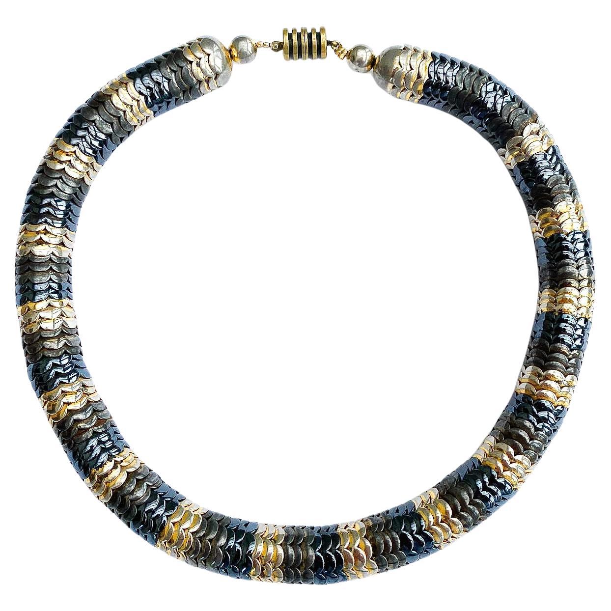 An Art Deco serpentine metal necklace of three coloured metals, German, 1930s. For Sale