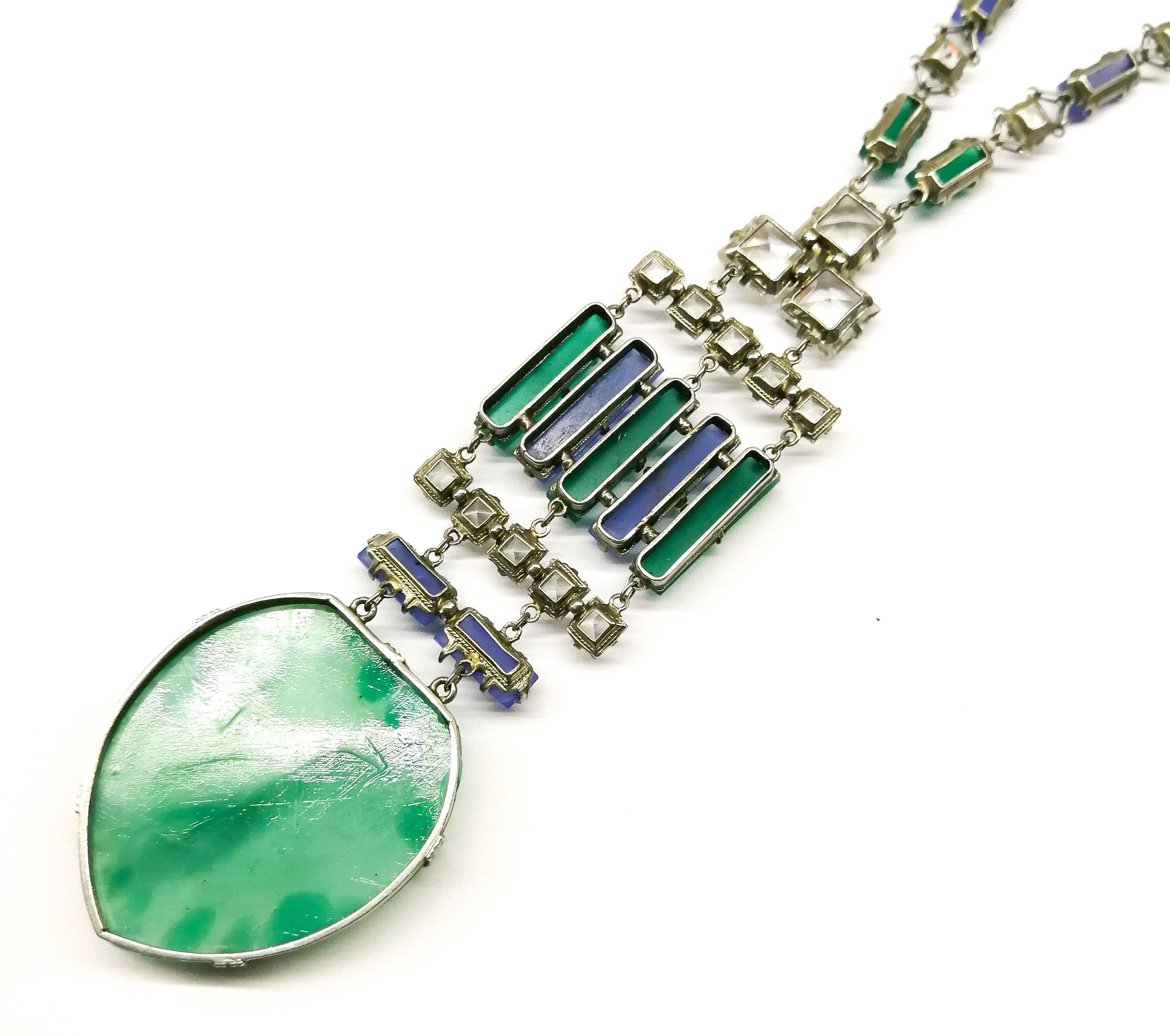 Collier Art Déco en métal argenté, verre calcédoine verte et bleue, pâte transparente, en vente 2