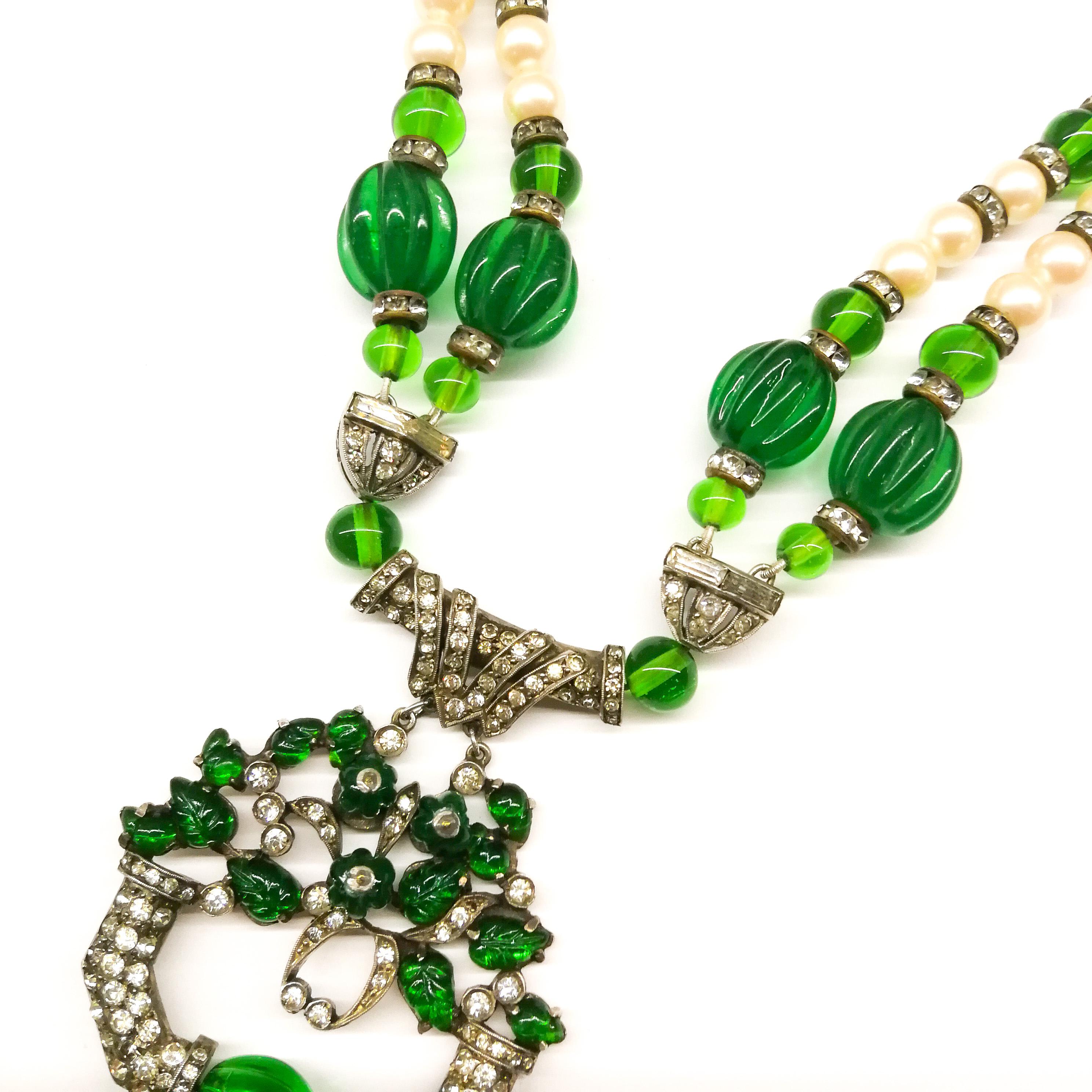 An Art Deco silver, paste and emerald glass sautoir necklace, France, 1920s In Good Condition In Greyabbey, County Down
