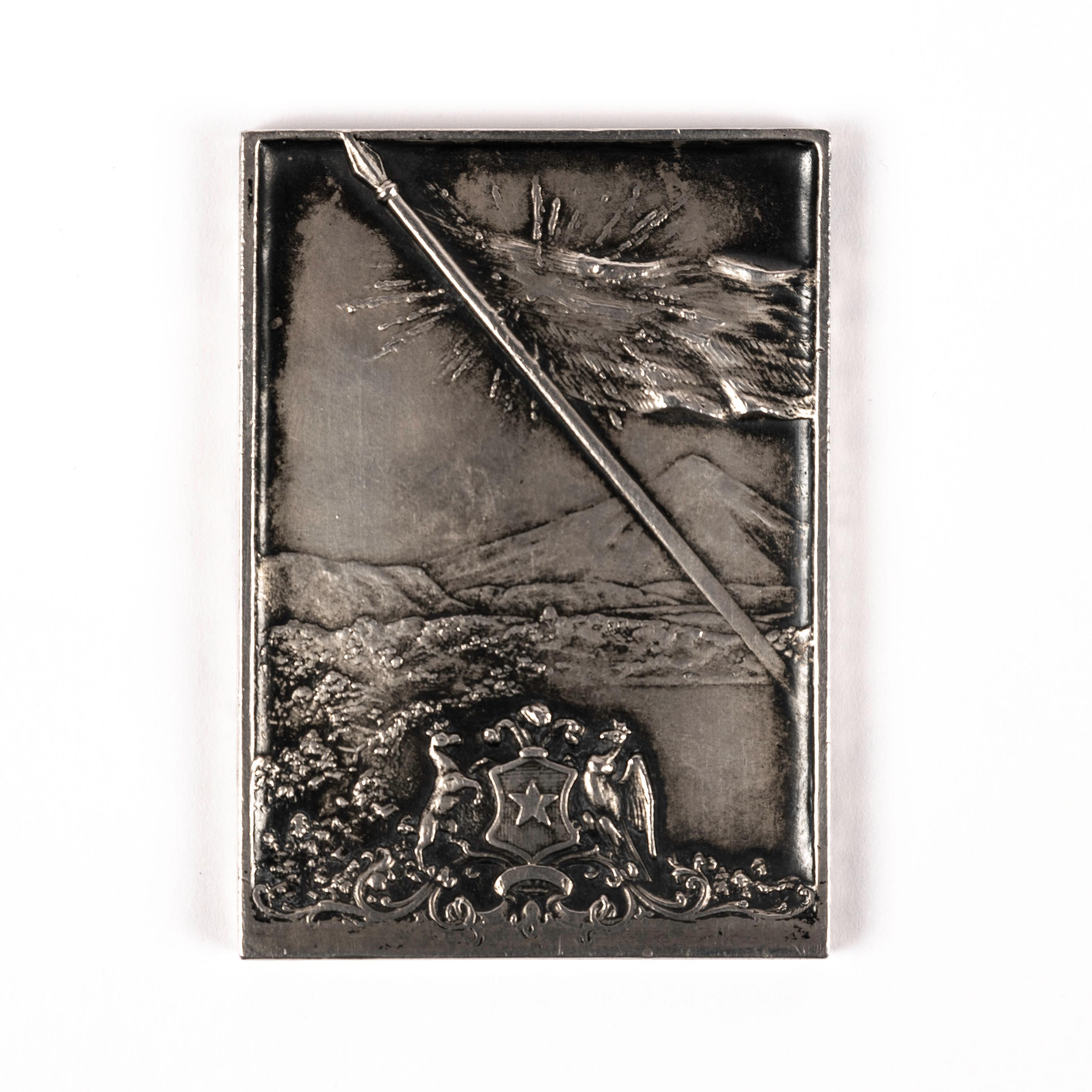 Repubblica, è un pezzo notevole che racchiude sia un significato storico che una squisita abilità artistica. René Lalique, maestro del design Art Déco, è famoso per la sua eccezionale maestria e le sue tecniche innovative. Questa placca, realizzata