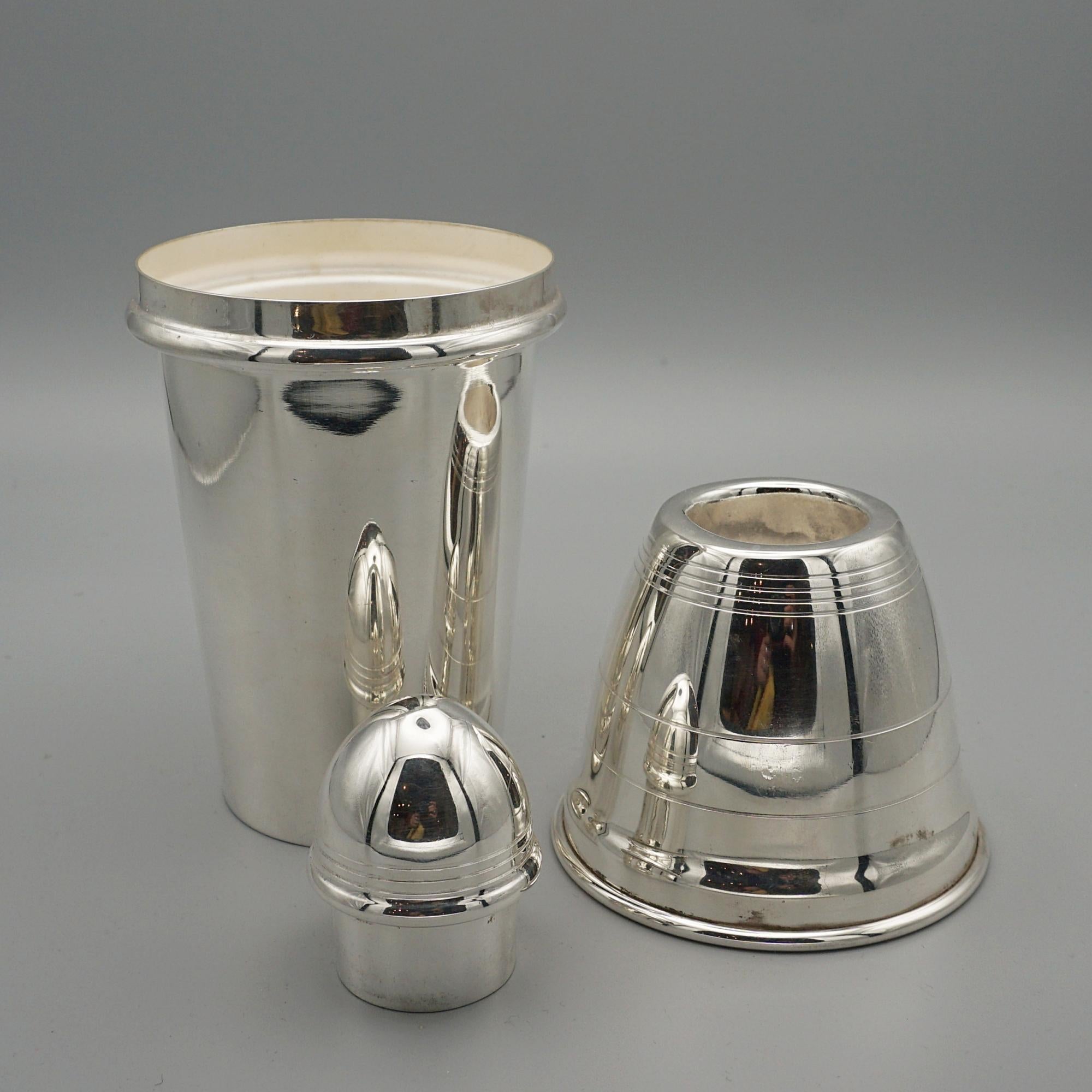 An Art Deco silver plate bullet cocktail shaker by Yeoman. Stamped 'Yeoman Plate E.S.P.N.' to base. 