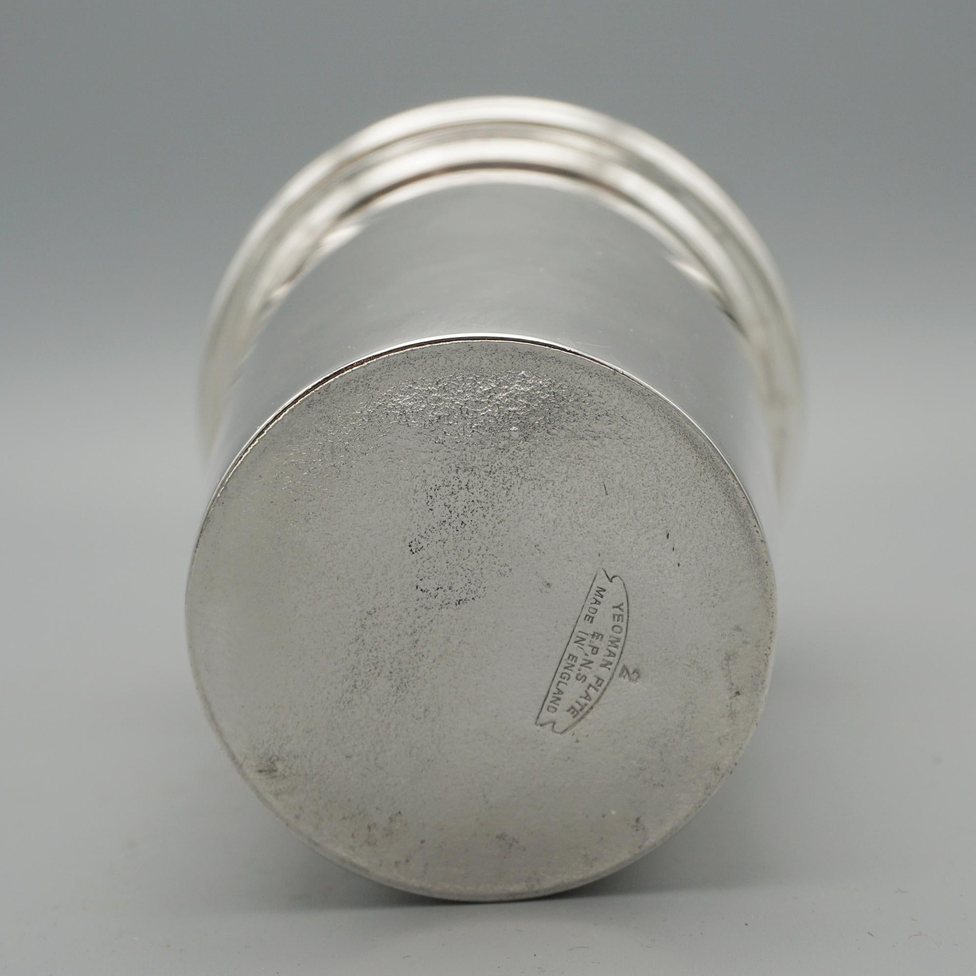 An Art Deco silver plate bullet cocktail shaker by Yeoman In Good Condition In Forest Row, East Sussex
