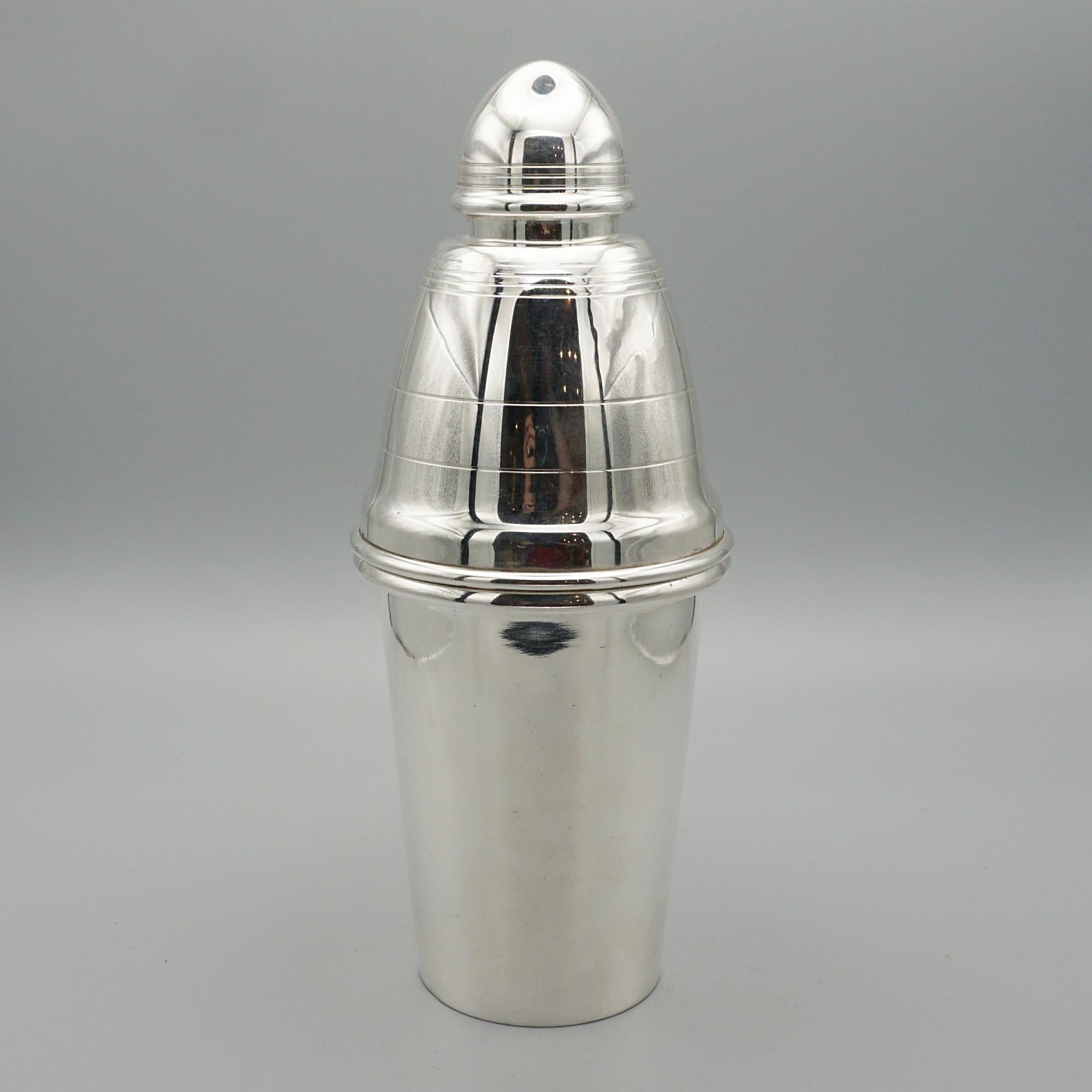 Mid-20th Century An Art Deco silver plate bullet cocktail shaker by Yeoman