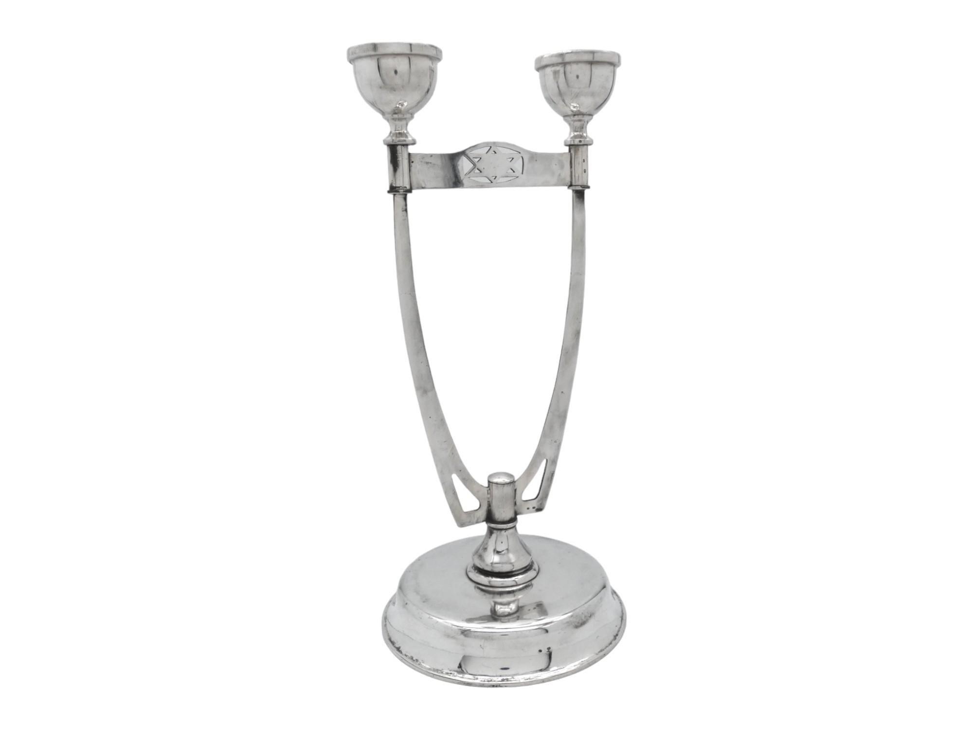 I candelieri da Shabbat in argento Artistics, provenienti dalla Polonia intorno al 1920, sono un pezzo notevole di Judaica che riflette sia i movimenti artistici dell'epoca sia il ricco patrimonio culturale dell'ebraismo polacco.

Il movimento Art