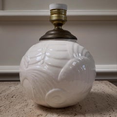 Una lampada sferica in ceramica in stile Art Déco