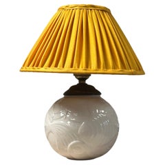 Une lampe sphérique en céramique de style Art déco