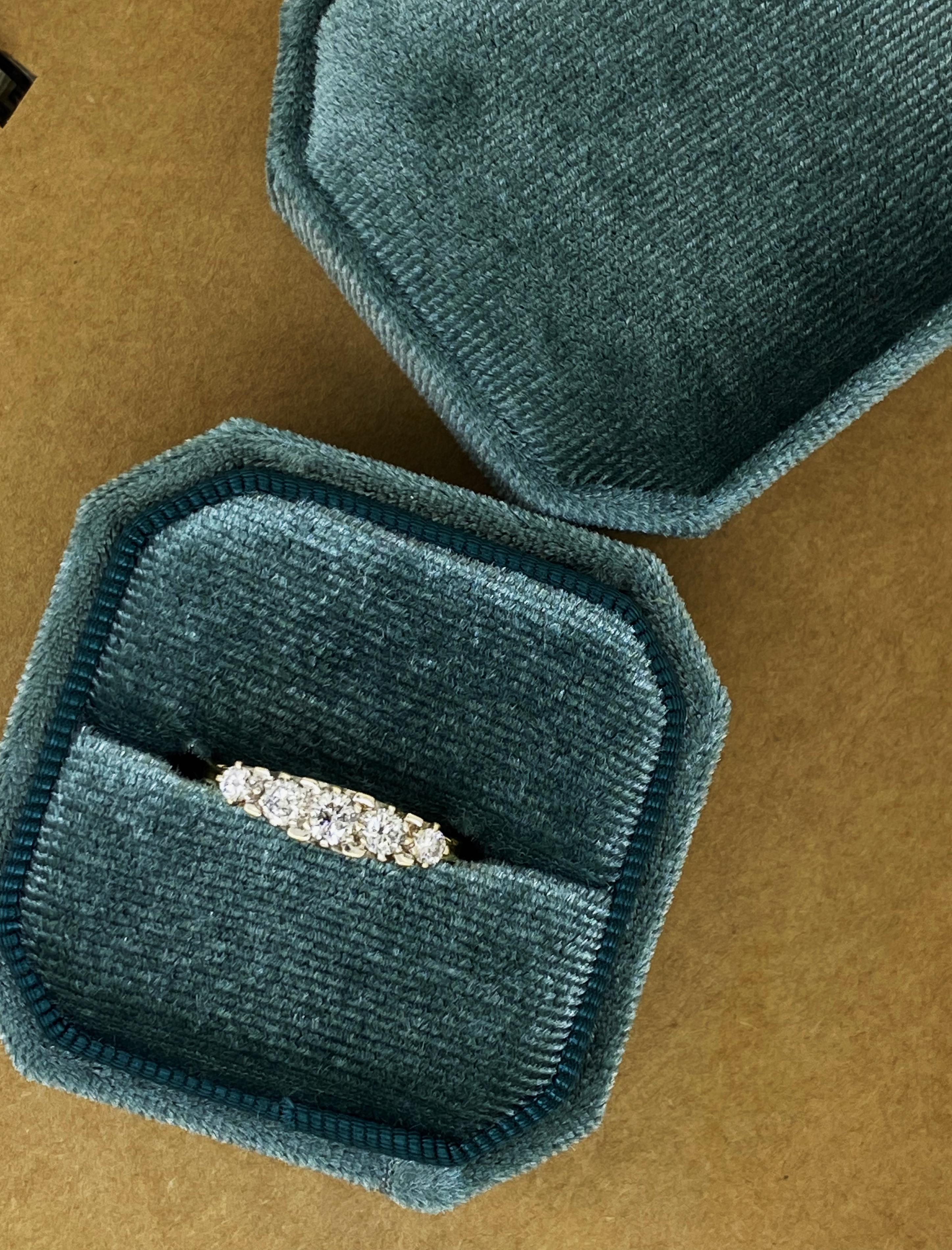 An Art-Deco Style Five-Stone Diamond Ring,
Set with 5 round transitional cut diamonds
of 0.65ct in total, of very good colour and clarity

Total item's weight: 2.9gr.
Ring's size: O (can be re-sized)

in 18K Yellow Gold

English hallmarks, circa
