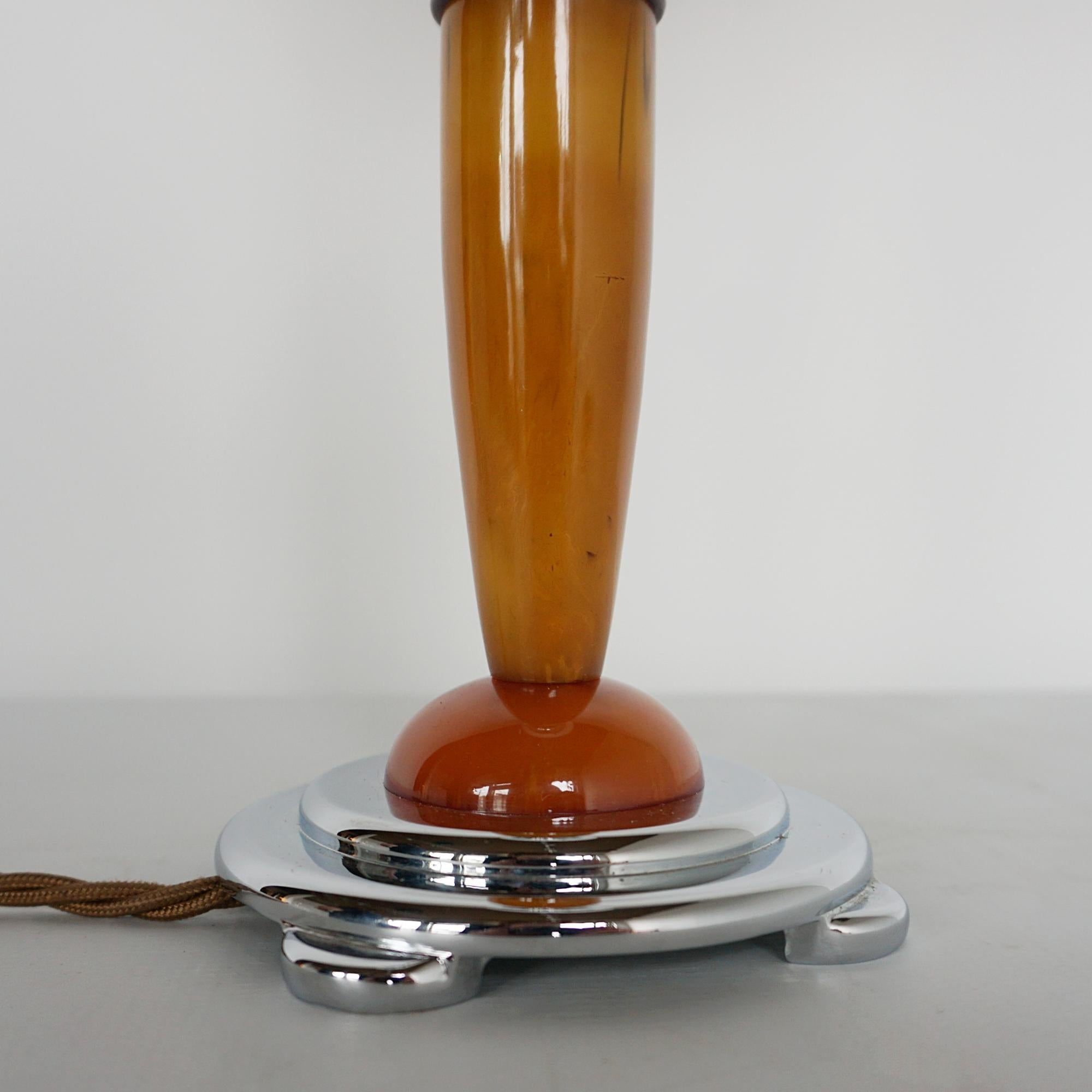 An Art Deco Style Amber Bakelite Table Lamp In Good Condition In Forest Row, East Sussex