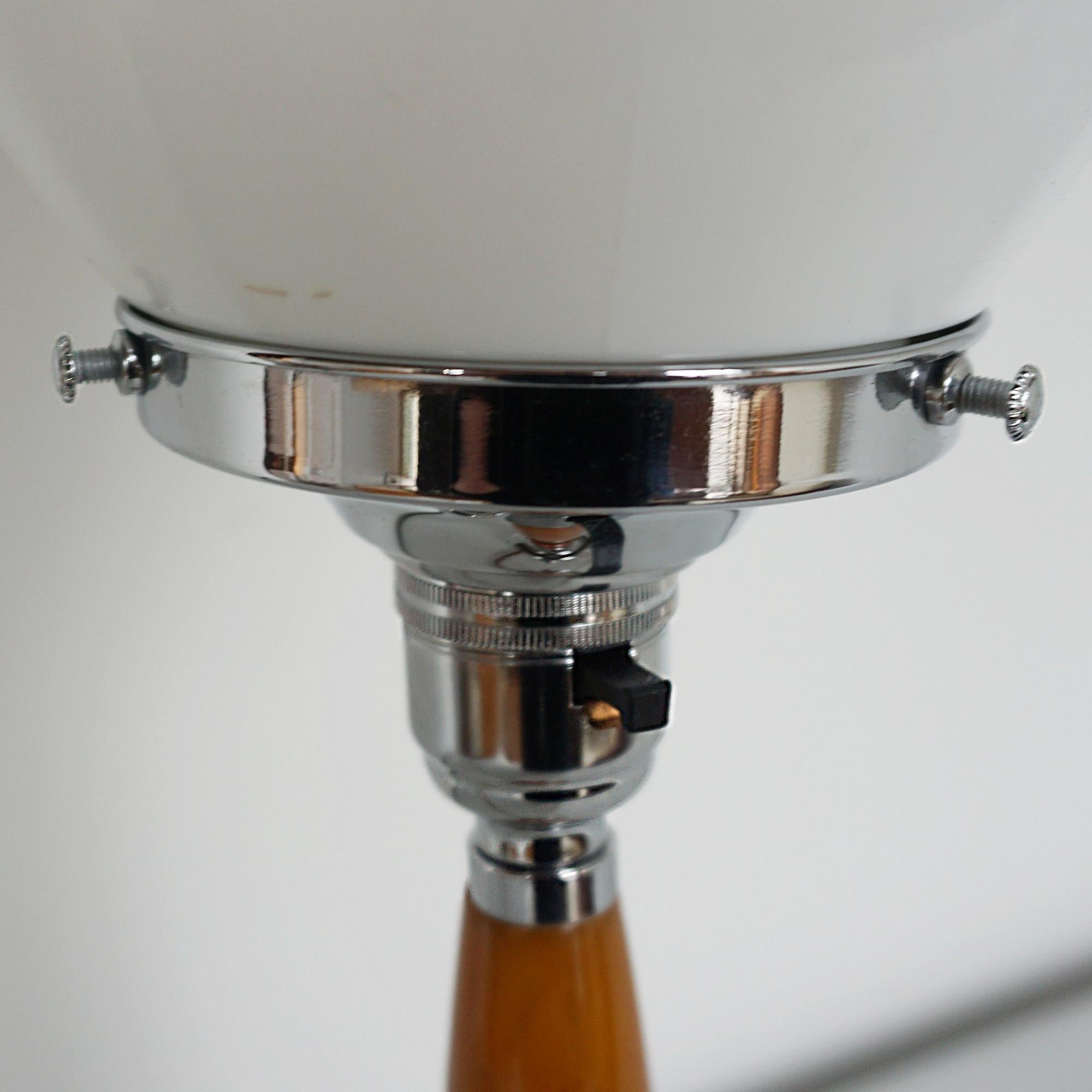 An Art Deco Style Amber Bakelite Table Lamp 2