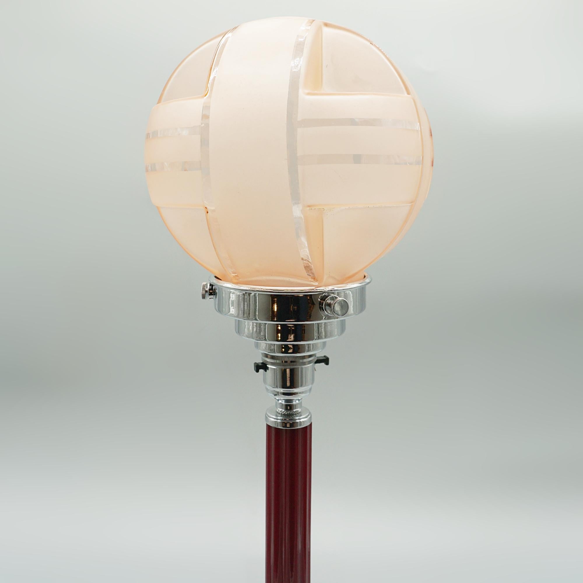 English An Art Deco Style Bakelite Table Lamp