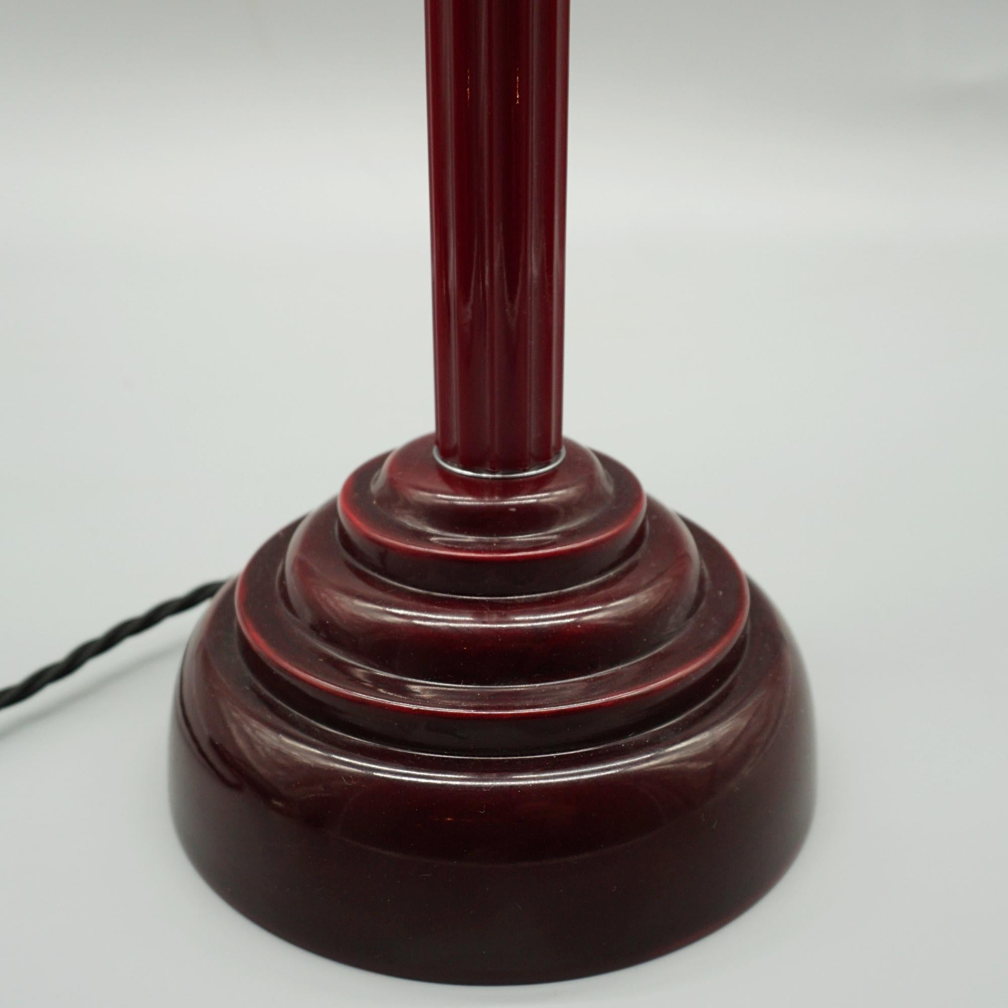 An Art Deco Style Bakelite Table Lamp In Good Condition In Forest Row, East Sussex