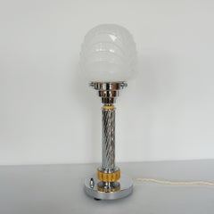 Eine Art Deco Stil Chrom & Bakelit Dome Tischlampe