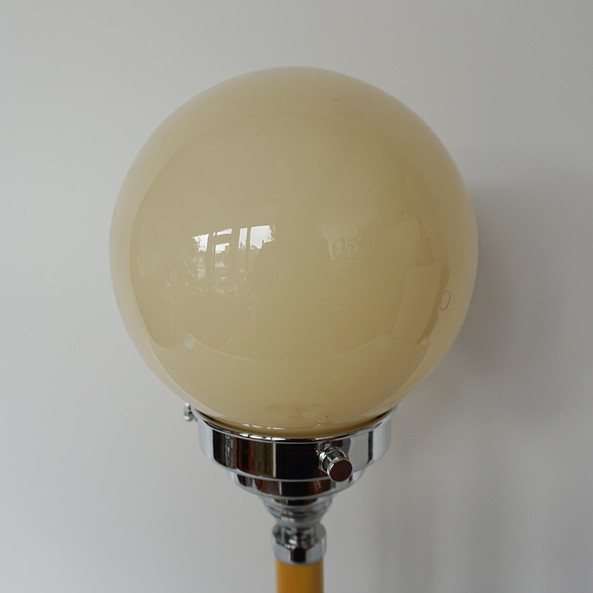 An Art Deco Style Chrome & Bakelite Dome Table Lamp In Good Condition In Forest Row, East Sussex