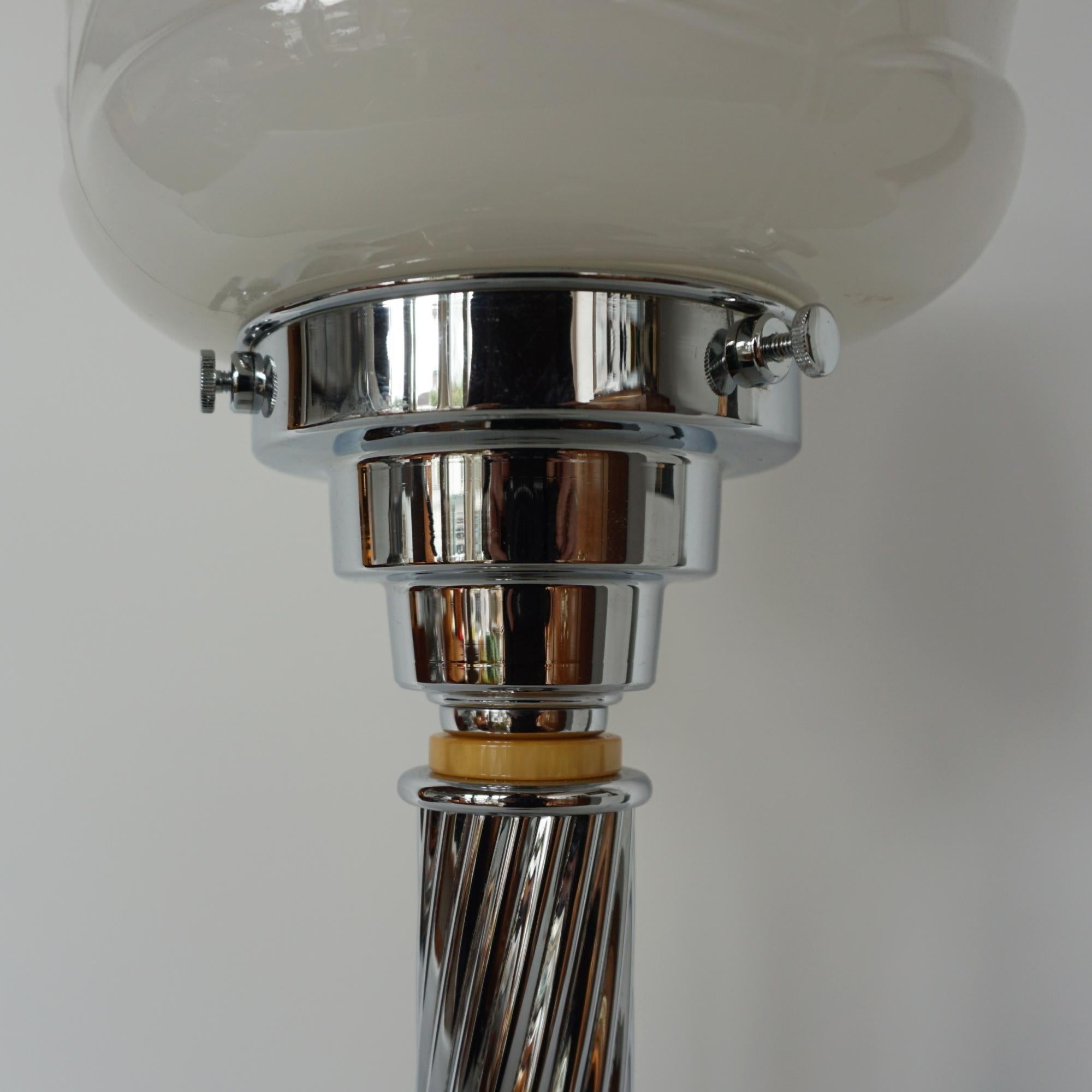 An Art Deco Style Chrome & Bakelite Dome Table Lamp In Good Condition In Forest Row, East Sussex