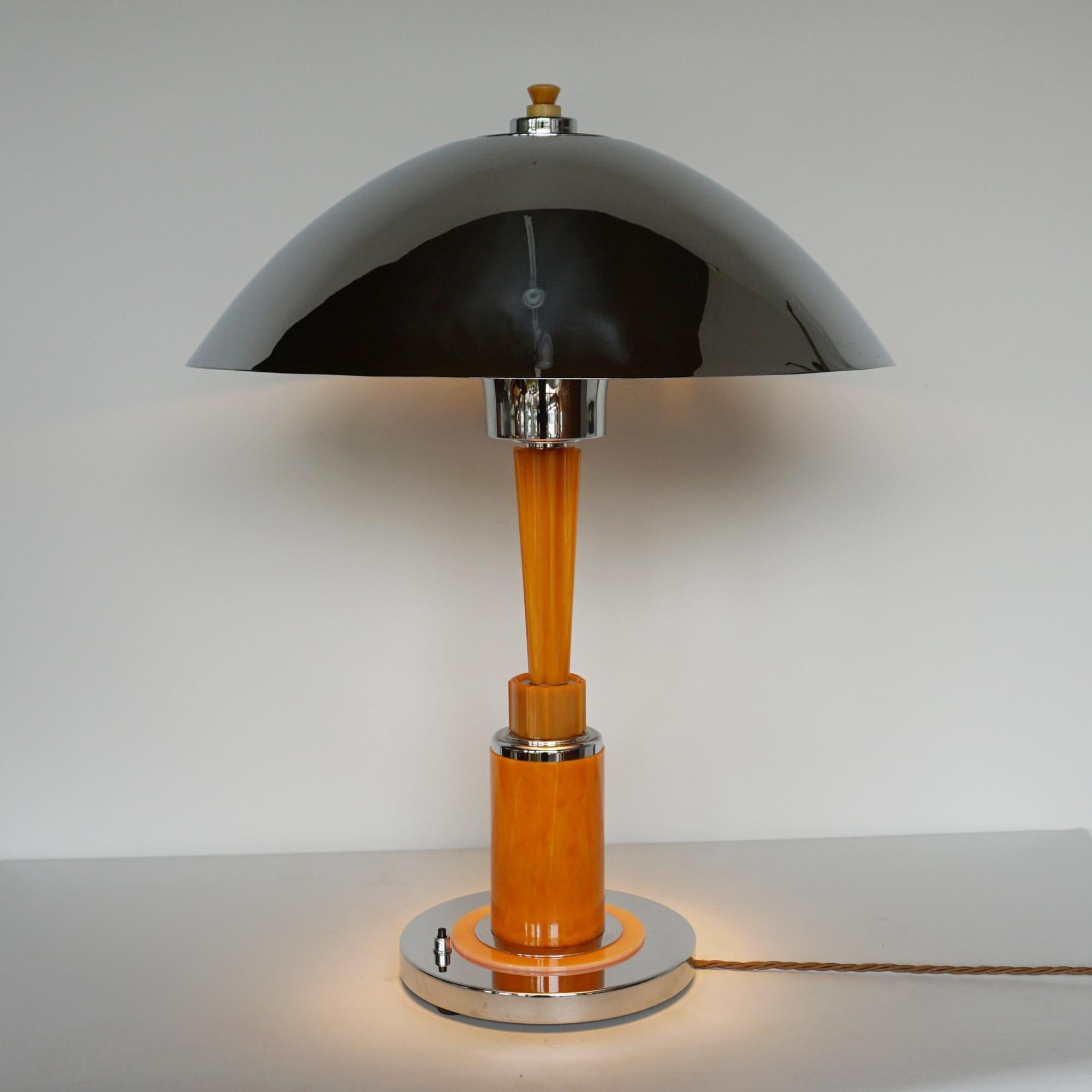 An Art Deco Style Chrome & Bakelite Dome Table Lamp In Good Condition In Forest Row, East Sussex