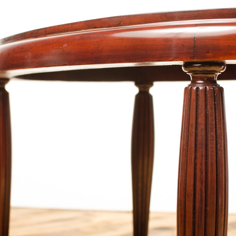 Une table contemporaine de style Art Déco avec des pieds cannelés en acajou, américaine.